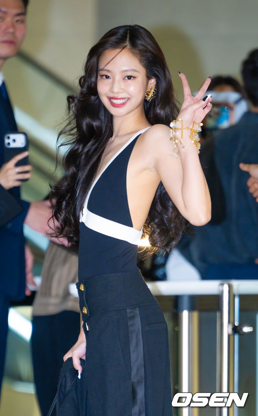 Photo] Blackpink Jennie flashes cute V sign - CHOSUNBIZ