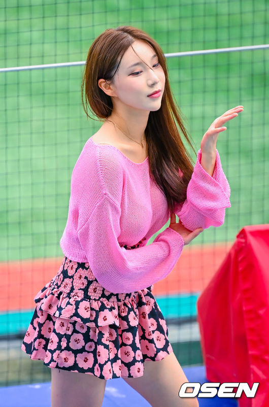 Photo] NEXZ Haru waves hand stylishly - CHOSUNBIZ