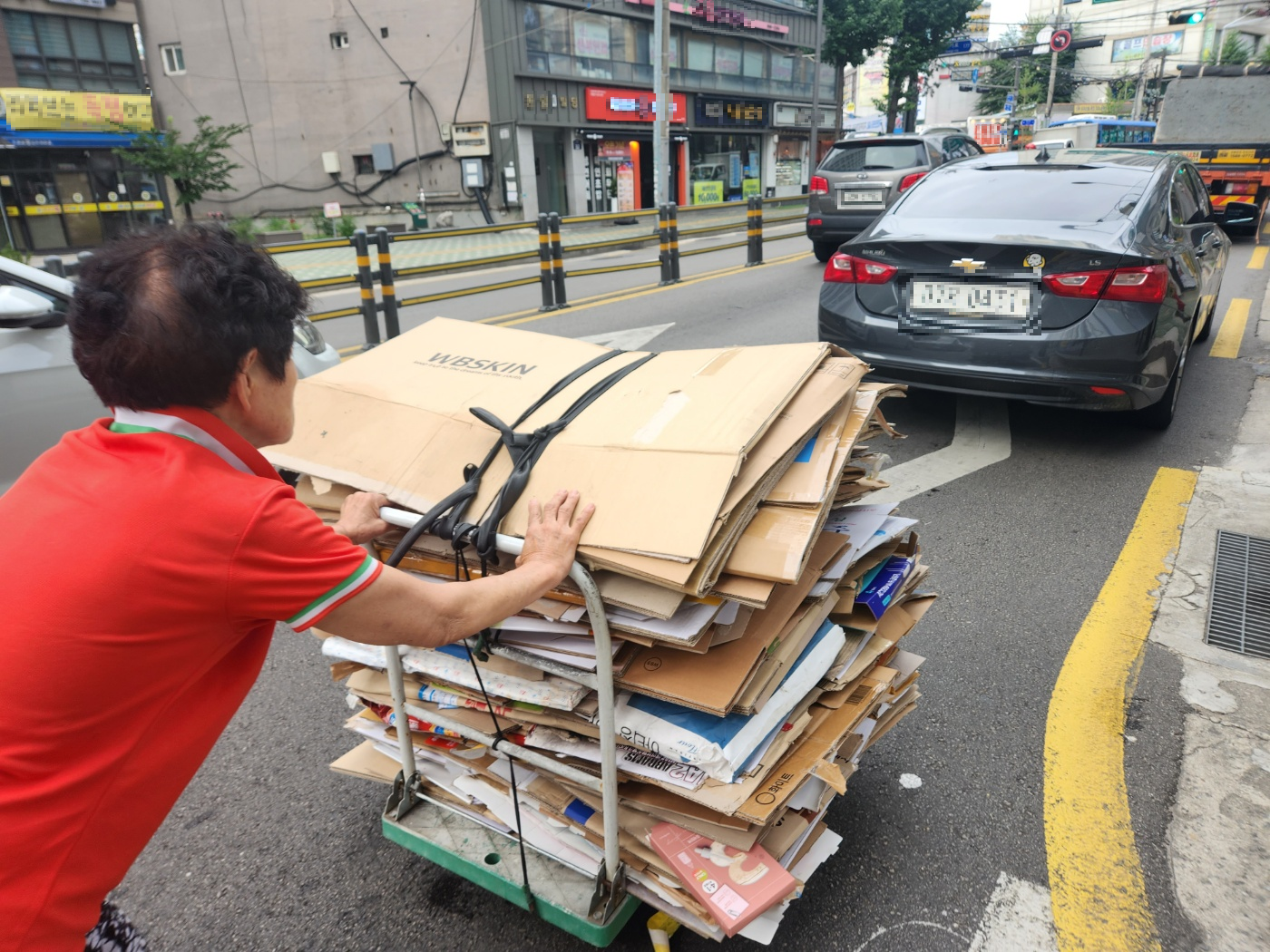 80kg 주웠는데 고작 4000원” 폐지 단가 하락에 폭염까지...한숨 느는 노인들 - 조선비즈