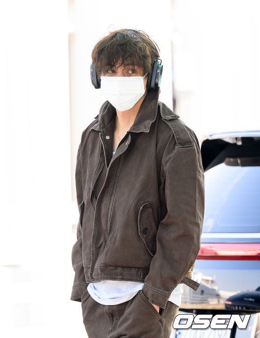 Photo] BTS V, 'sweet gaze' - CHOSUNBIZ
