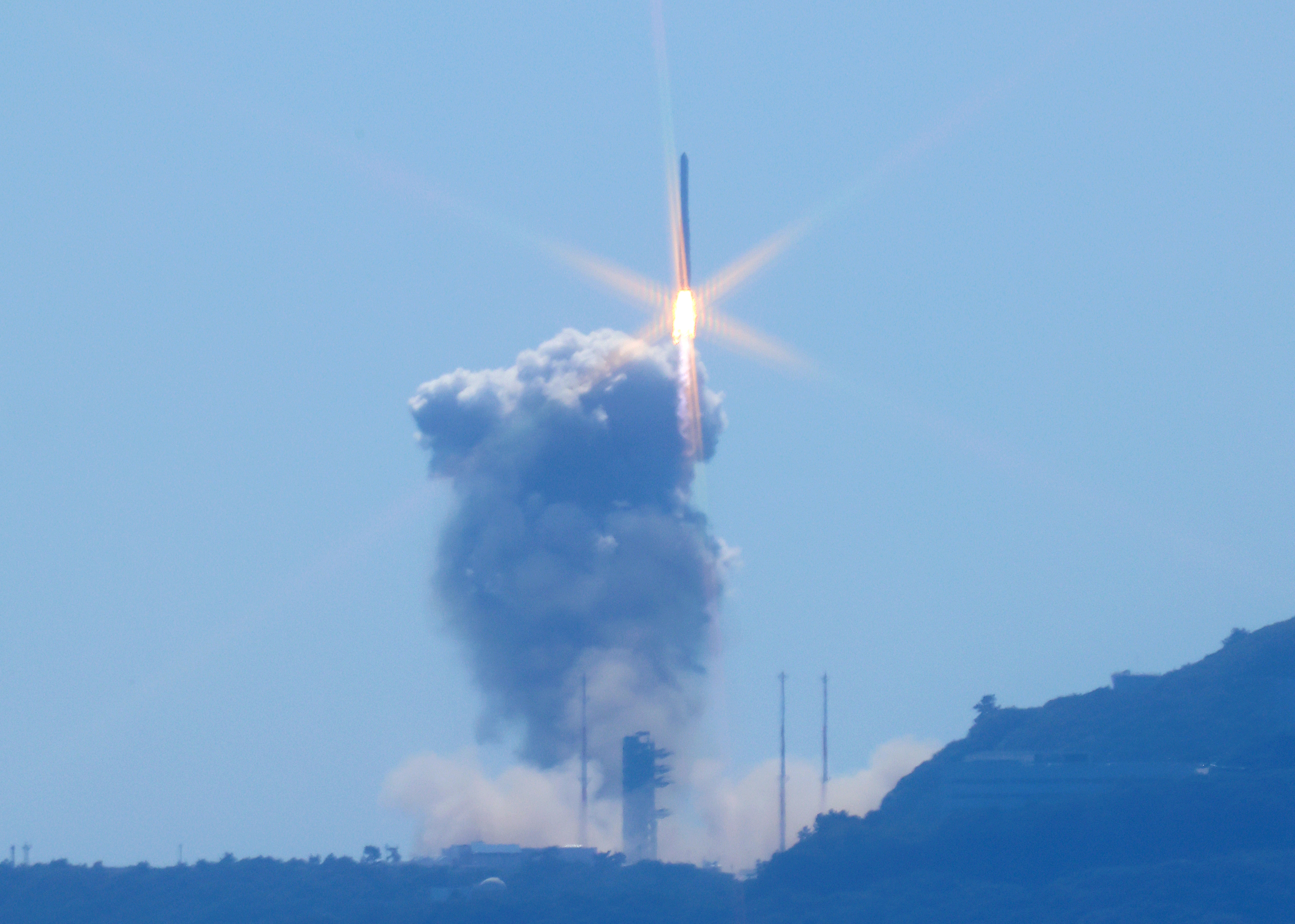 ヌリ号5回目打ち上げ成功 衛星15基分離 - ChosunBiz
