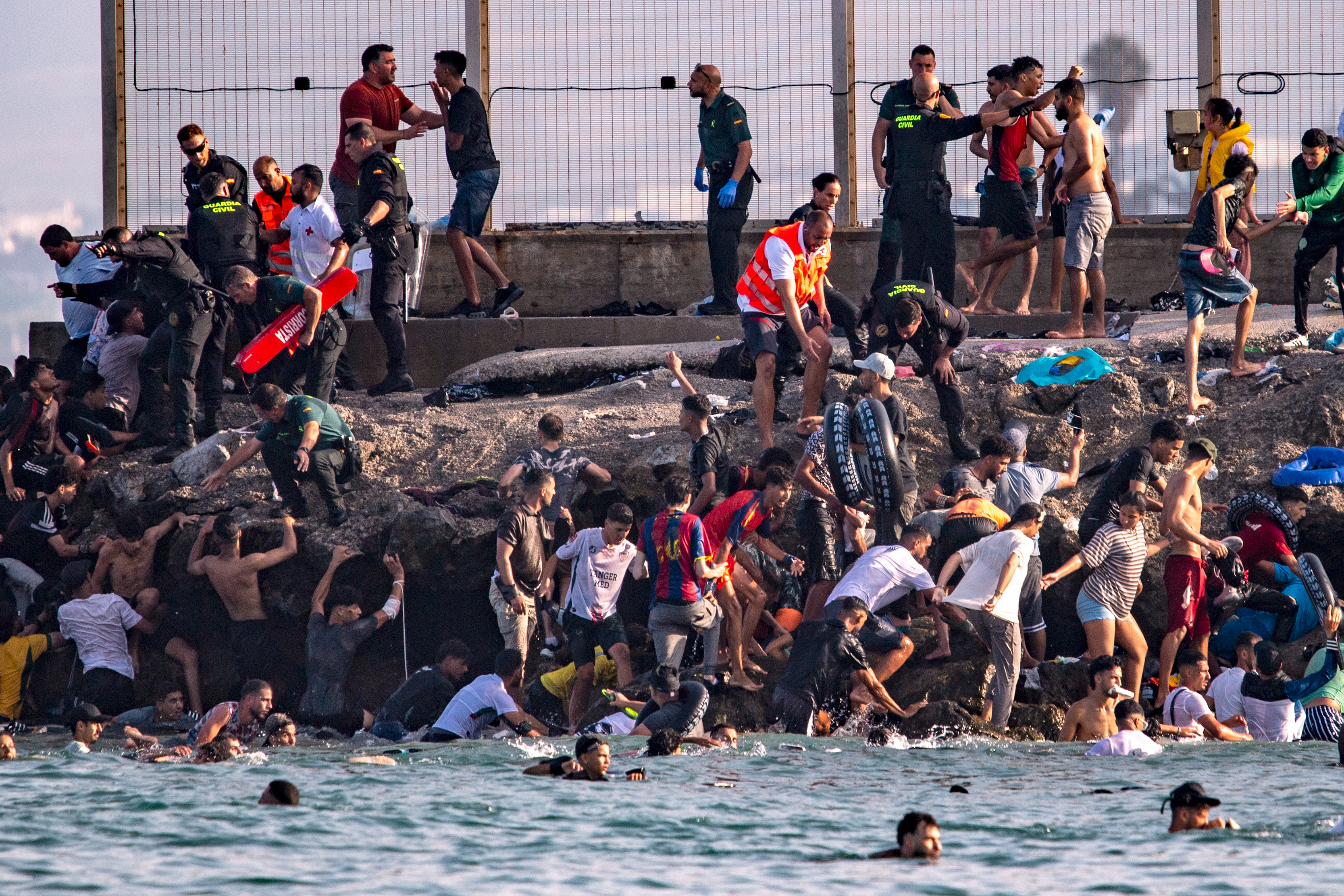 セウタに移民殺到 スペイン国境まひ 最高裁判決受け軍増派 - ChosunBiz