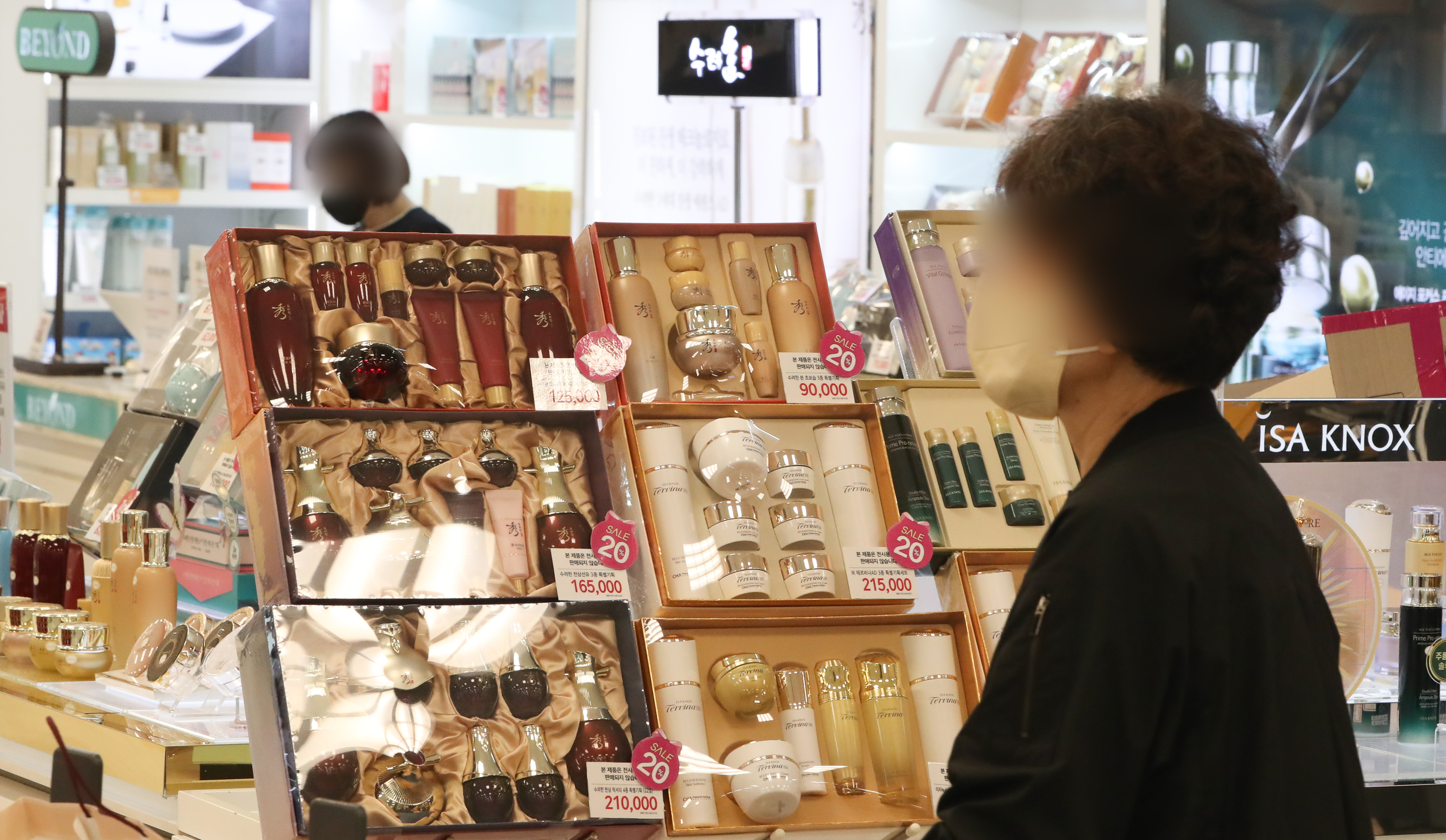 마스크 해제 소식에 화장품주 기지개… 이번 주 38% 오른 종목도 - 조선비즈