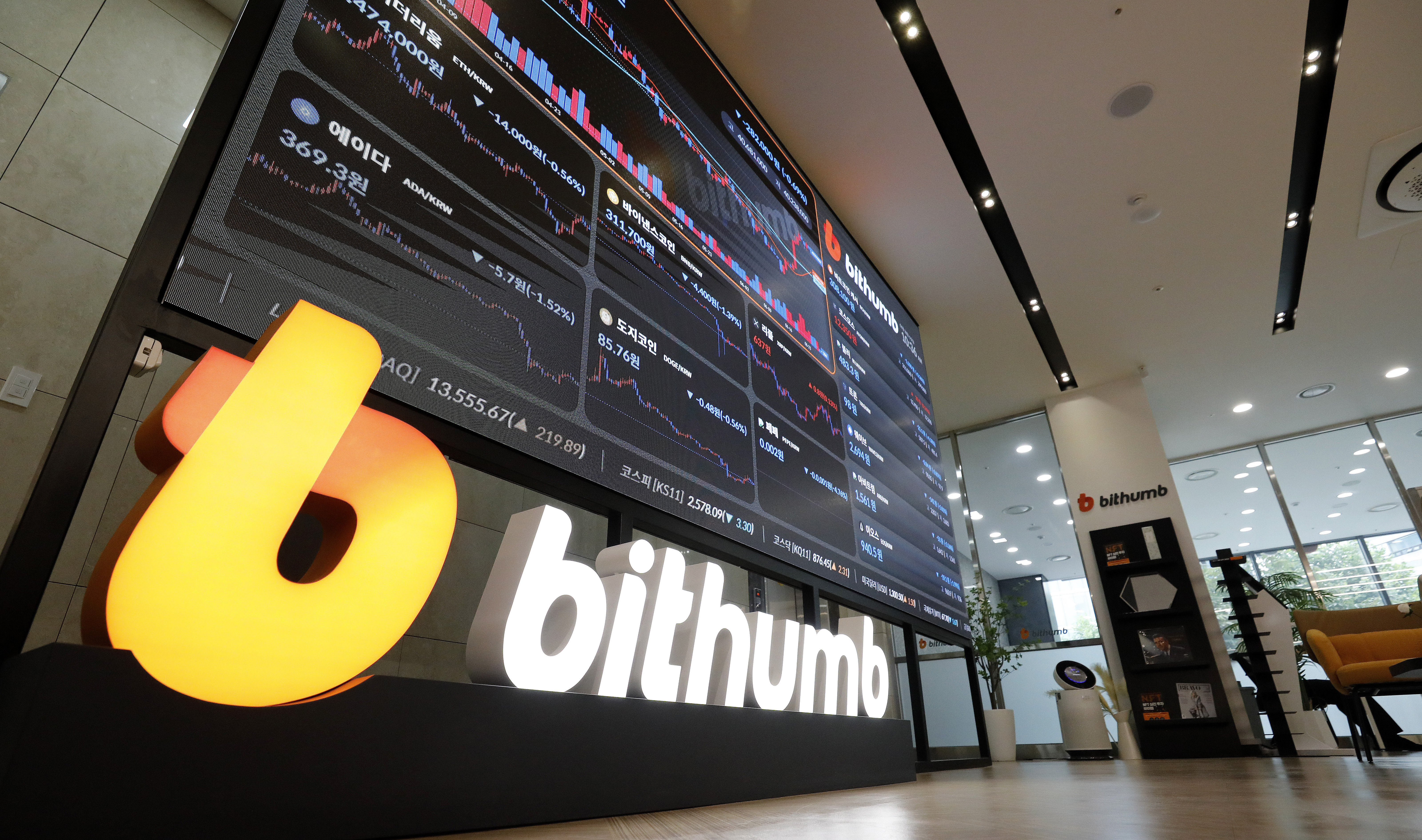 단독] 빗썸, 제휴은행 KB국민 변경 무산… NH농협과 6개월 더 동행 - 조선비즈