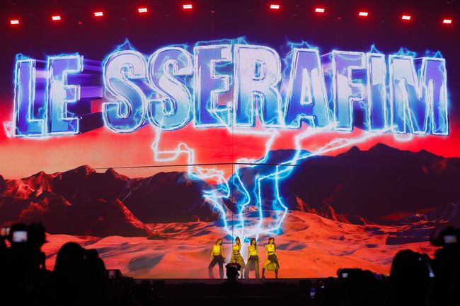 Le Sserafim energizes weverse con festival while promoting summer