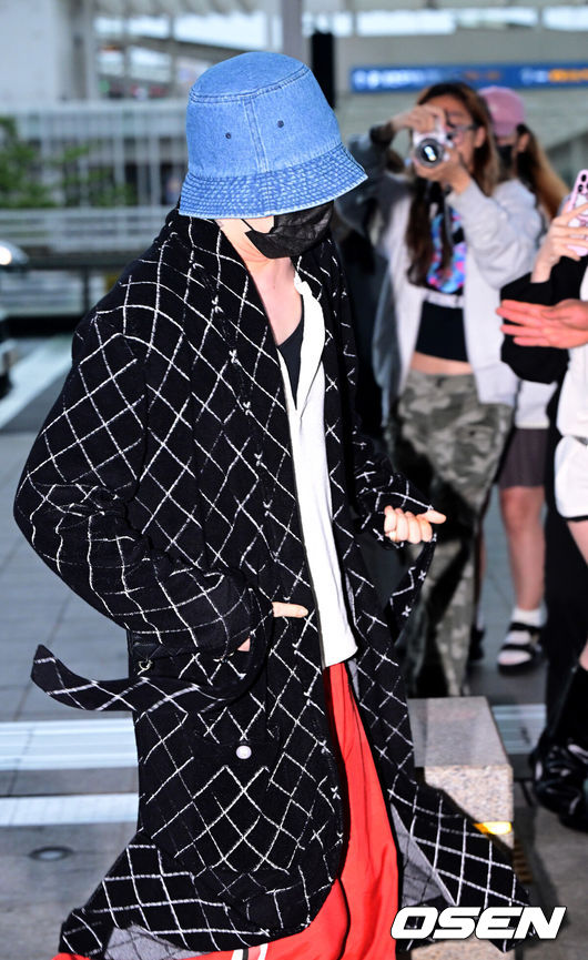 G-Dragon showcases pricey bathrobe worth 6.97 million won at