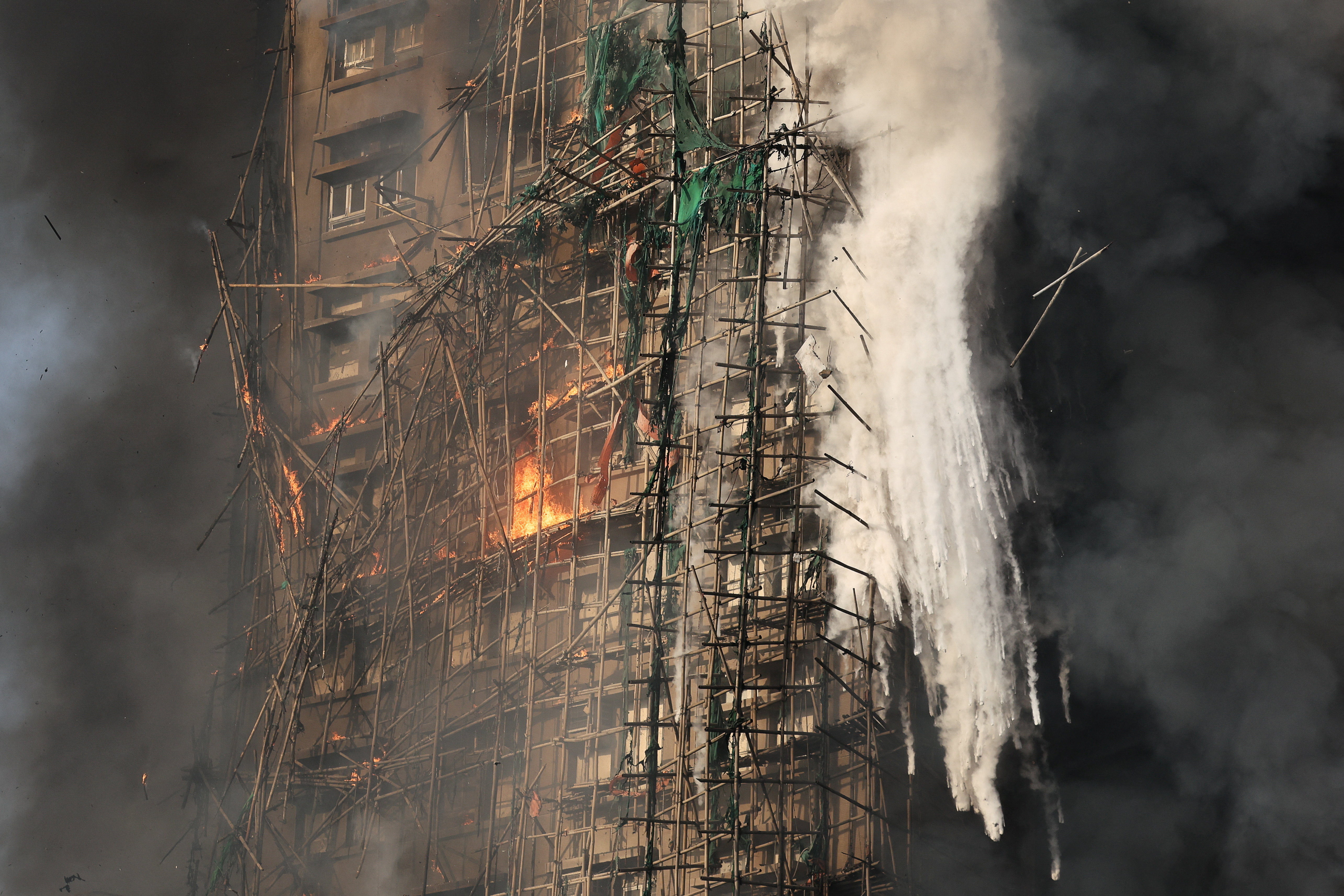 香港公営高層マンションで補修中の竹足場が延焼助長し36人死亡279人