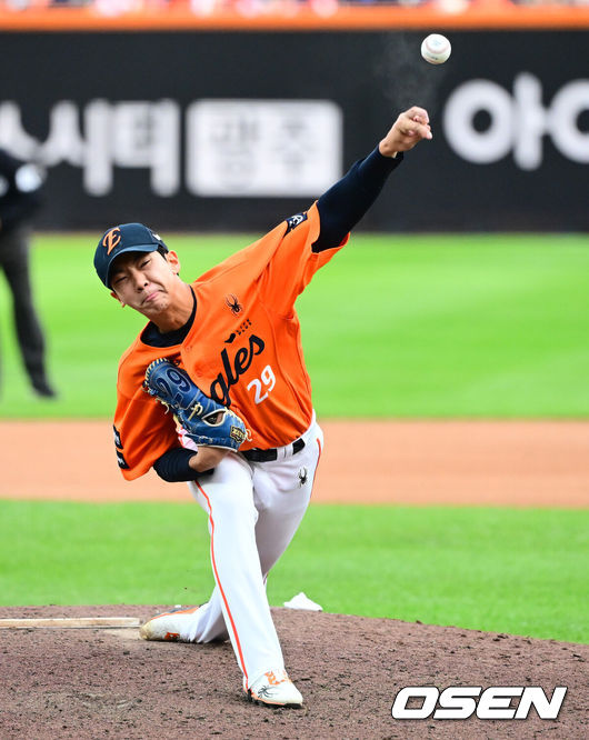 Hwang Jun-seo overcomes early struggles to spark Hanwha playoff