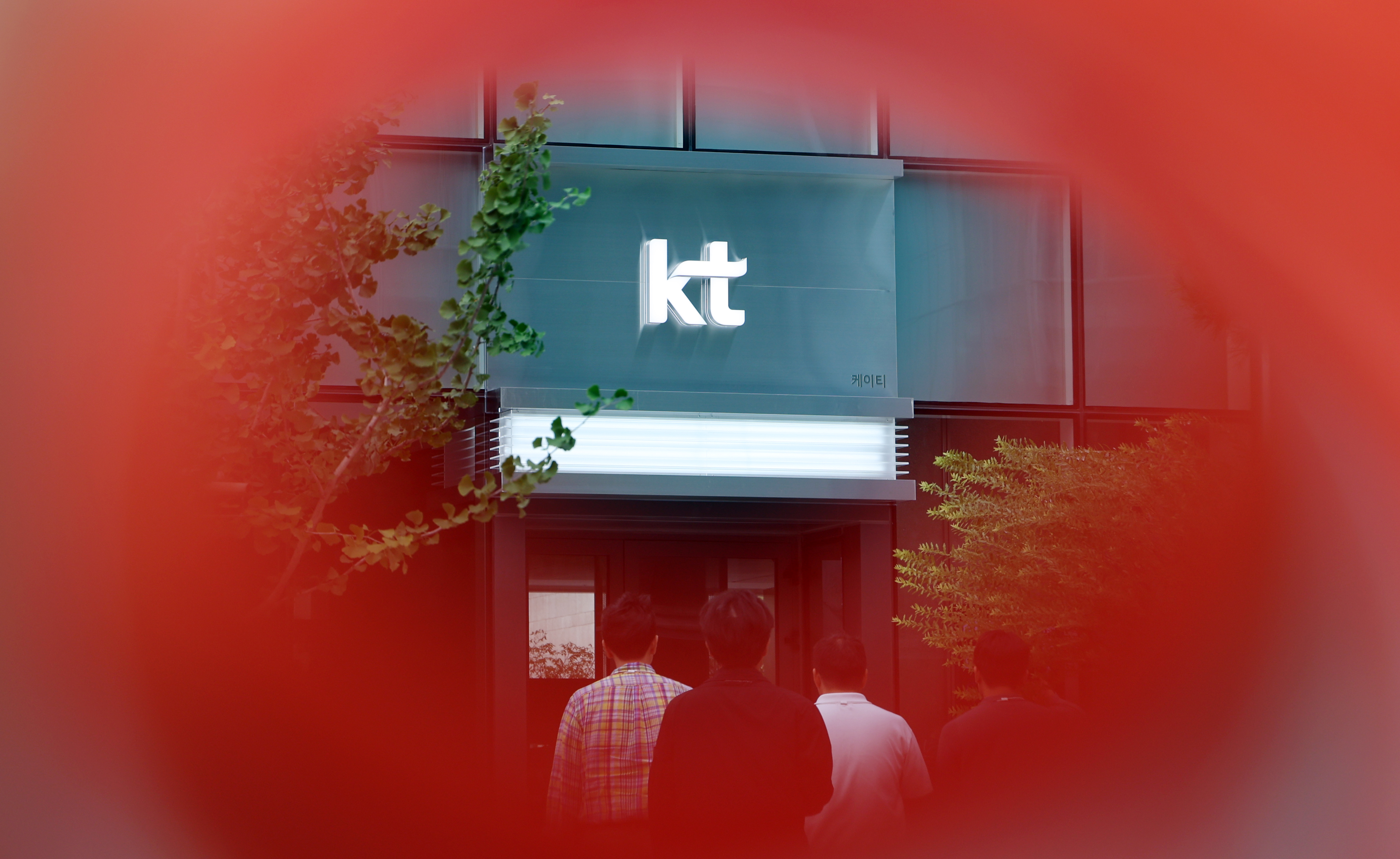 하나證 “KT, 해킹 관련 비용 나온 11월 말 이후 매수해야… 목표가 하향” - 조선비즈