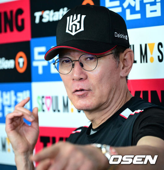 ★韓国の人気★【COVERNAT】★BASEBALL GRAPHIC LONG SLEEV.E★ Lee Kang-cheol emphasizes defense as key to longevity