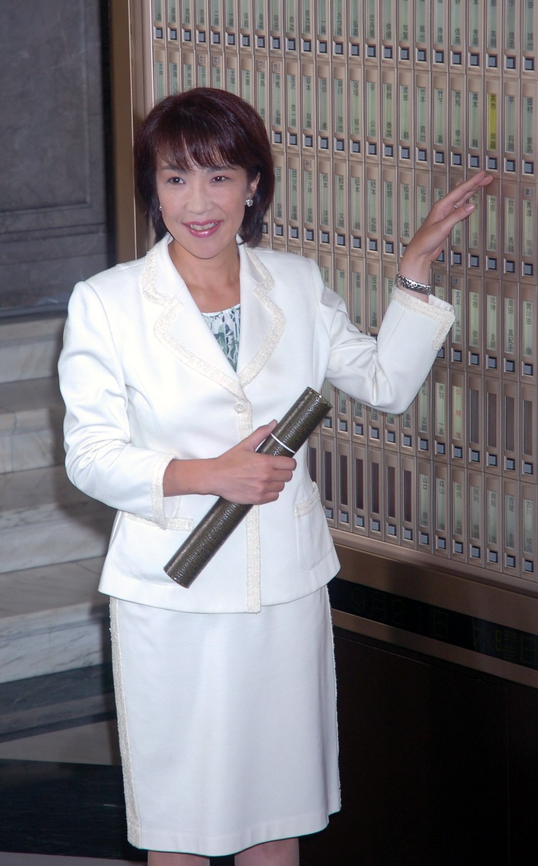 真っ赤なバラのようであれ」母の教え 高市早苗氏が女性初の総裁 ロック