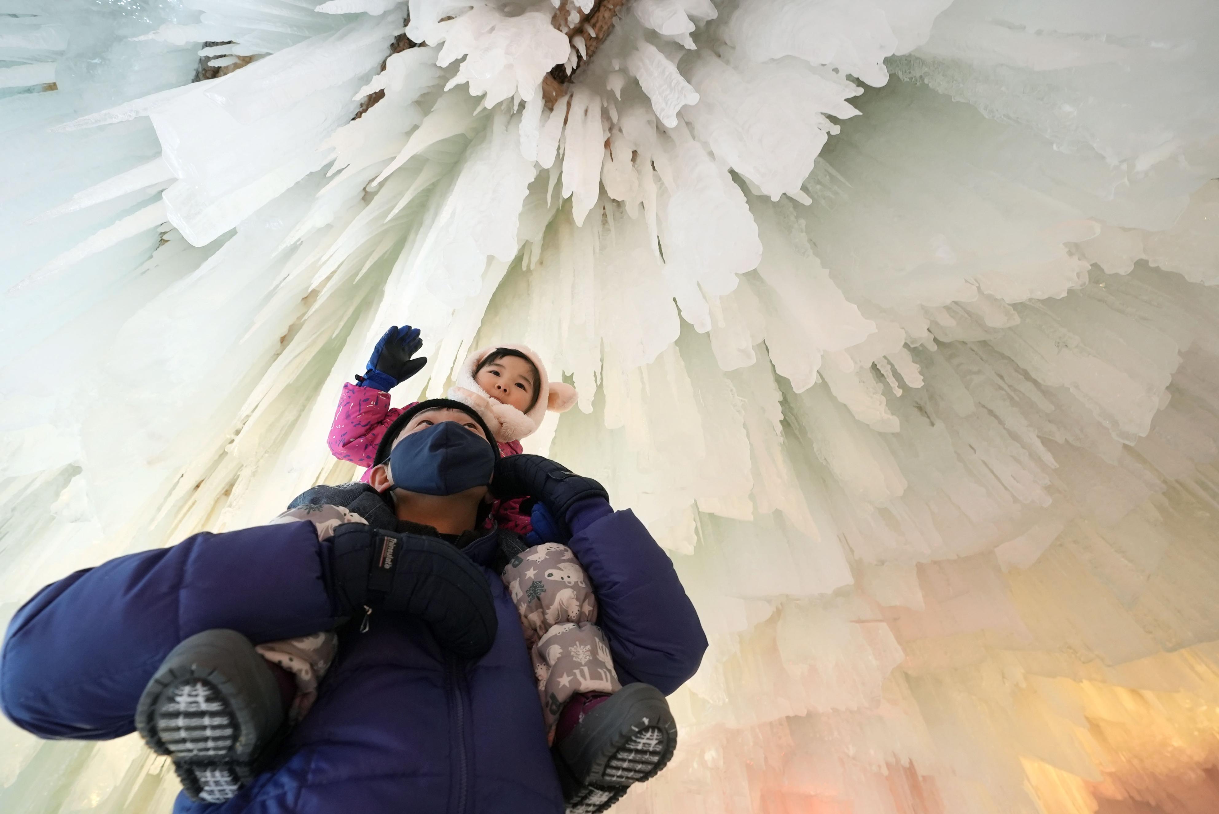 フォト】鮮やかな光と造形の共演 層雲峡温泉氷瀑まつり始まる - 産経