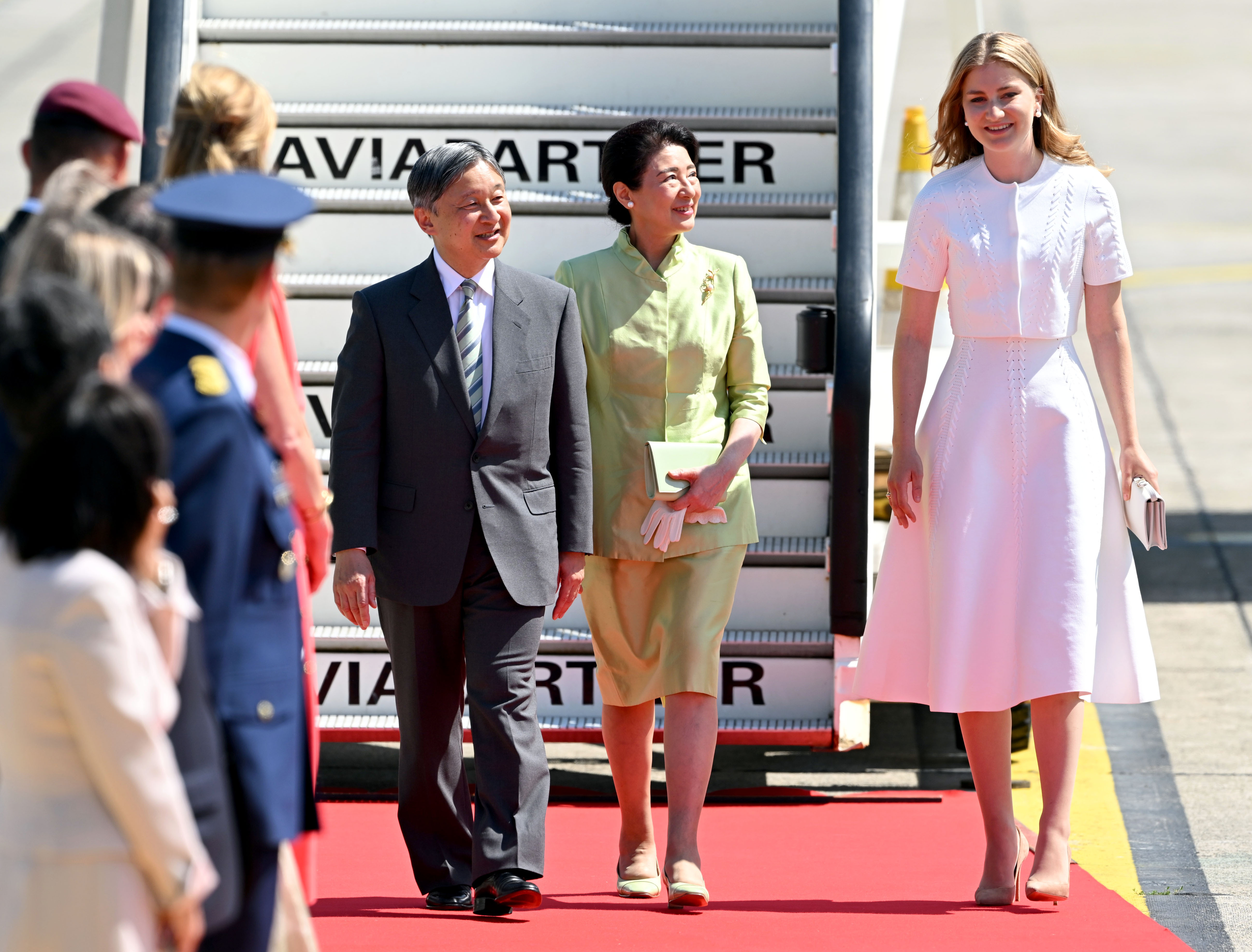 両陛下、ベルギーご移動 出迎えた王女と握手され 蘭で東日本大震災の