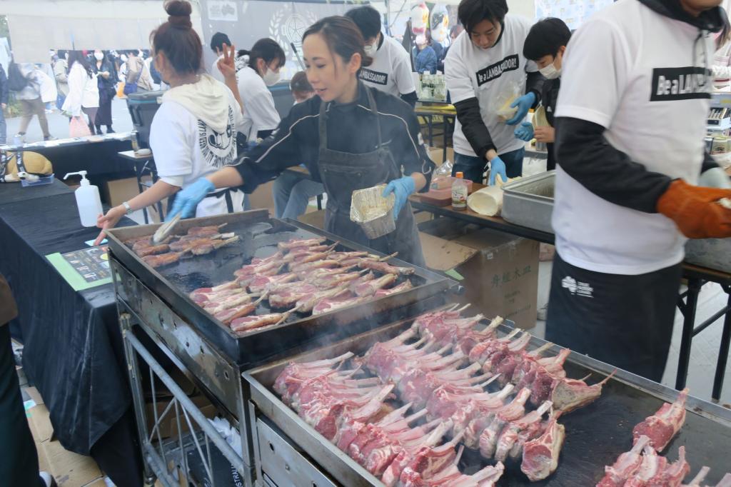 夕刊フジ キイストン 飲食業新時代への挑戦 羊フェスタ 羊齧協会 ２日間で４万人 販売ブースは長蛇の列で完売続出 若者にも人気 自治体が町おこしで続々参加 1 2ページ Zakzak 夕刊フジ公式サイト