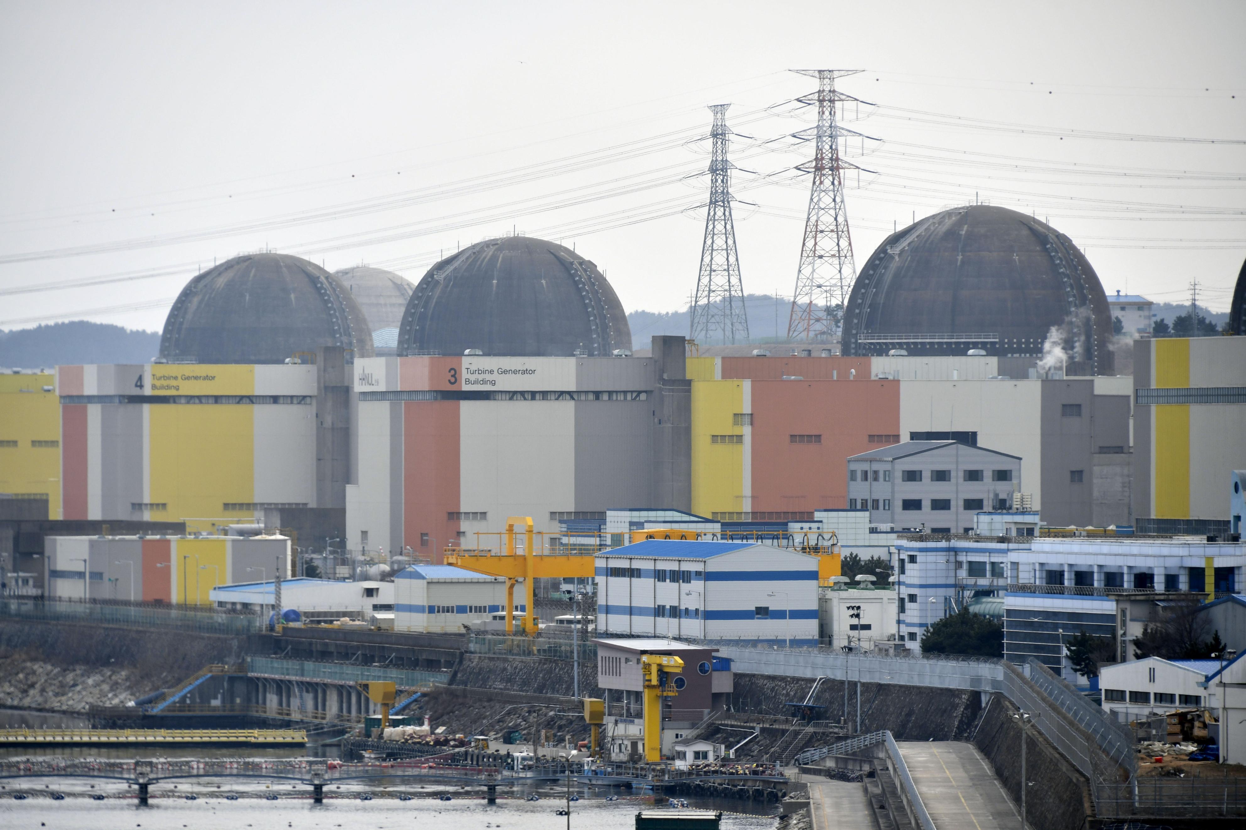 韓国の原発近くで山火事 4000人避難、建屋の被害なし - 産経ニュース