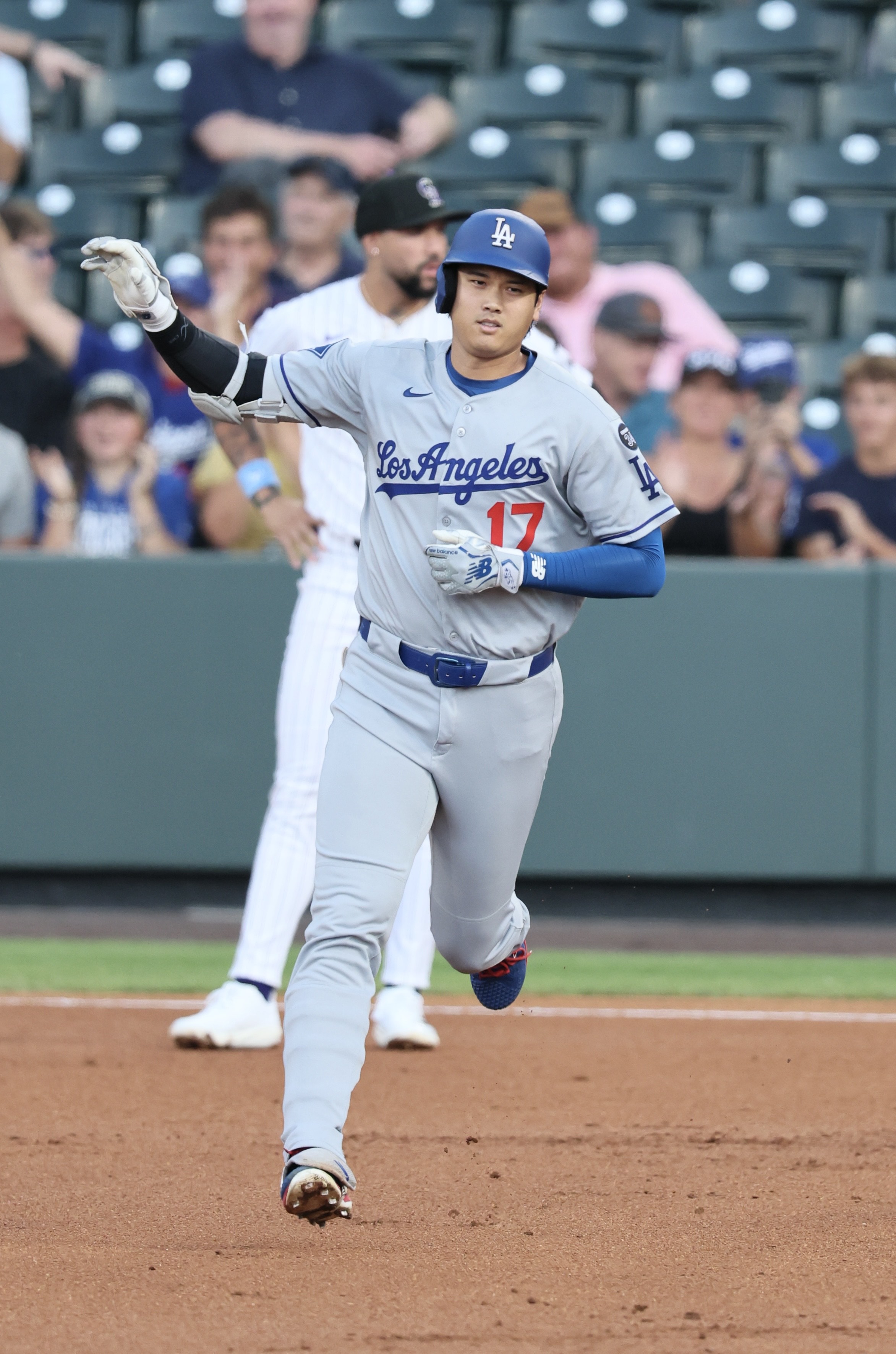 大谷翔平 Amazon.co.jp: SportsGraphicNumber「大谷翔平＆ドジャース 世界