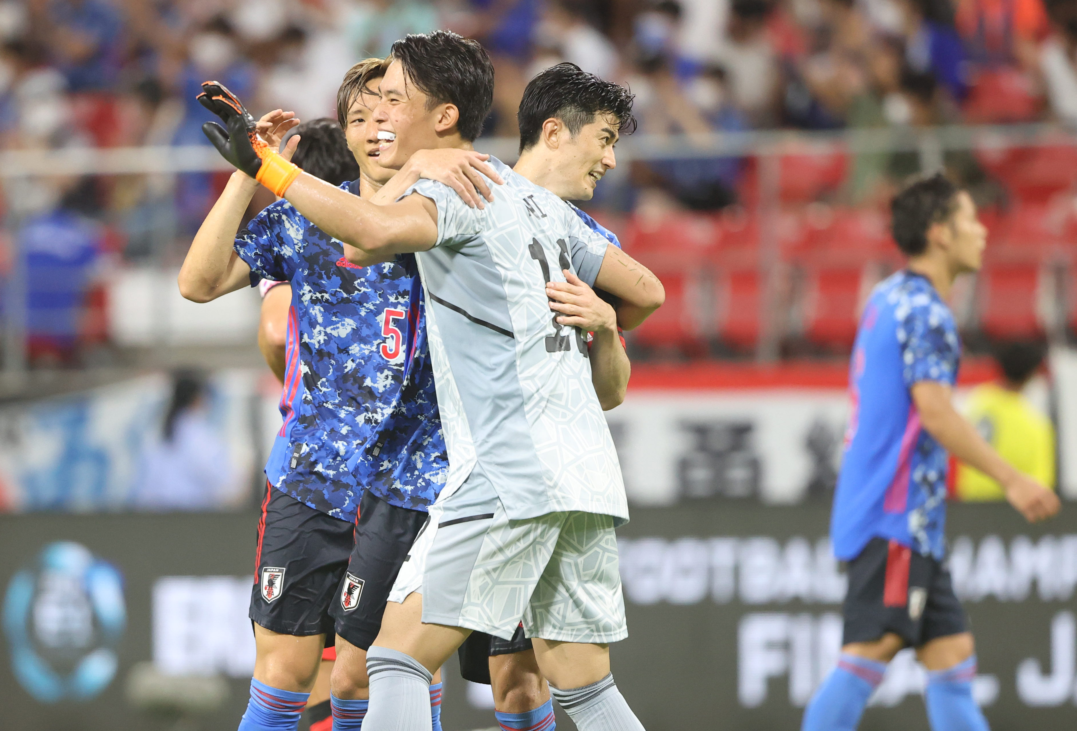 試合結果 日本 ４大会ぶり２度目の優勝 ライバル 韓国を３発圧倒 ｅ １選手権 サンスポ
