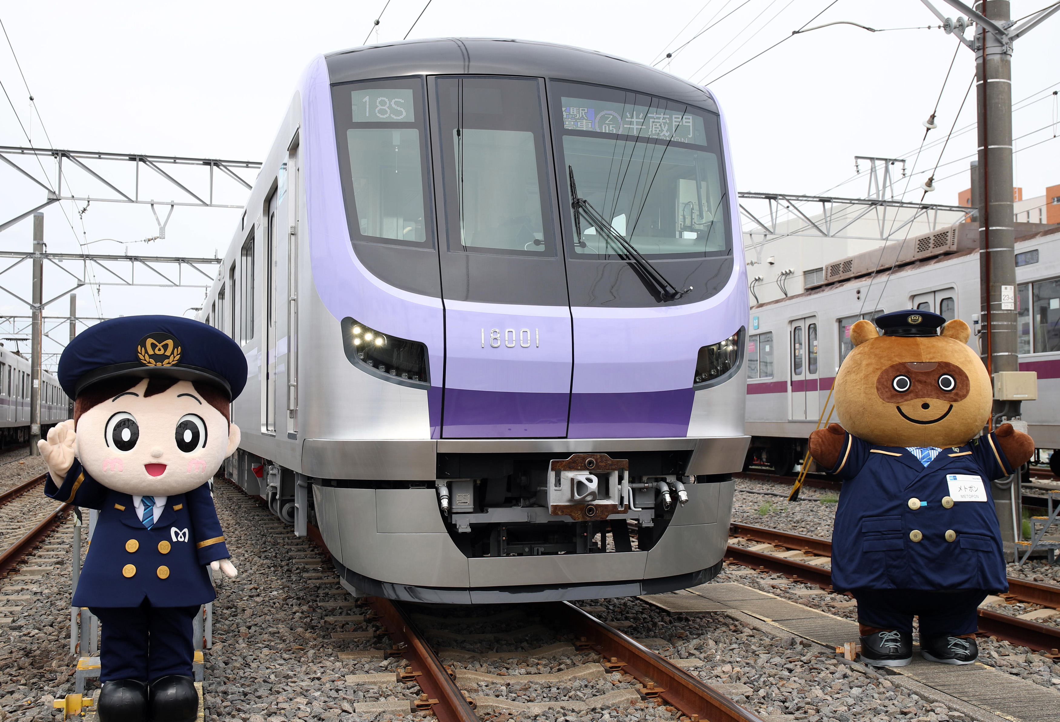 座席幅を拡大、バリアフリー配慮 東京メトロ半蔵門線の新型車両公開