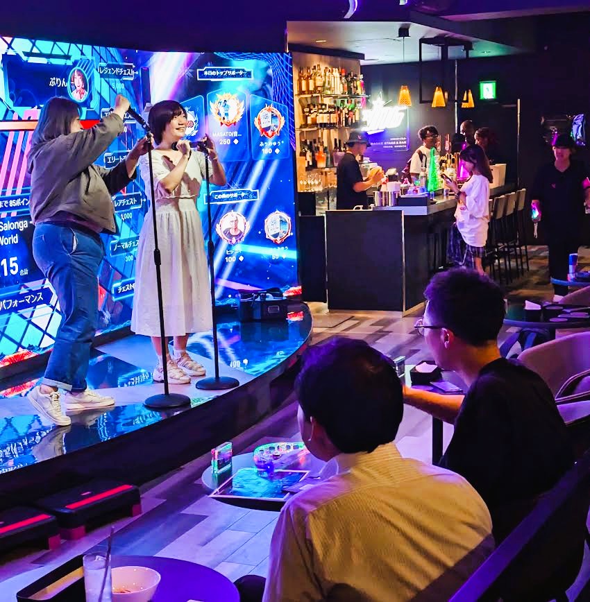 新応援型カラオケバー逆上陸 観客から演出やポイント贈られスター気分