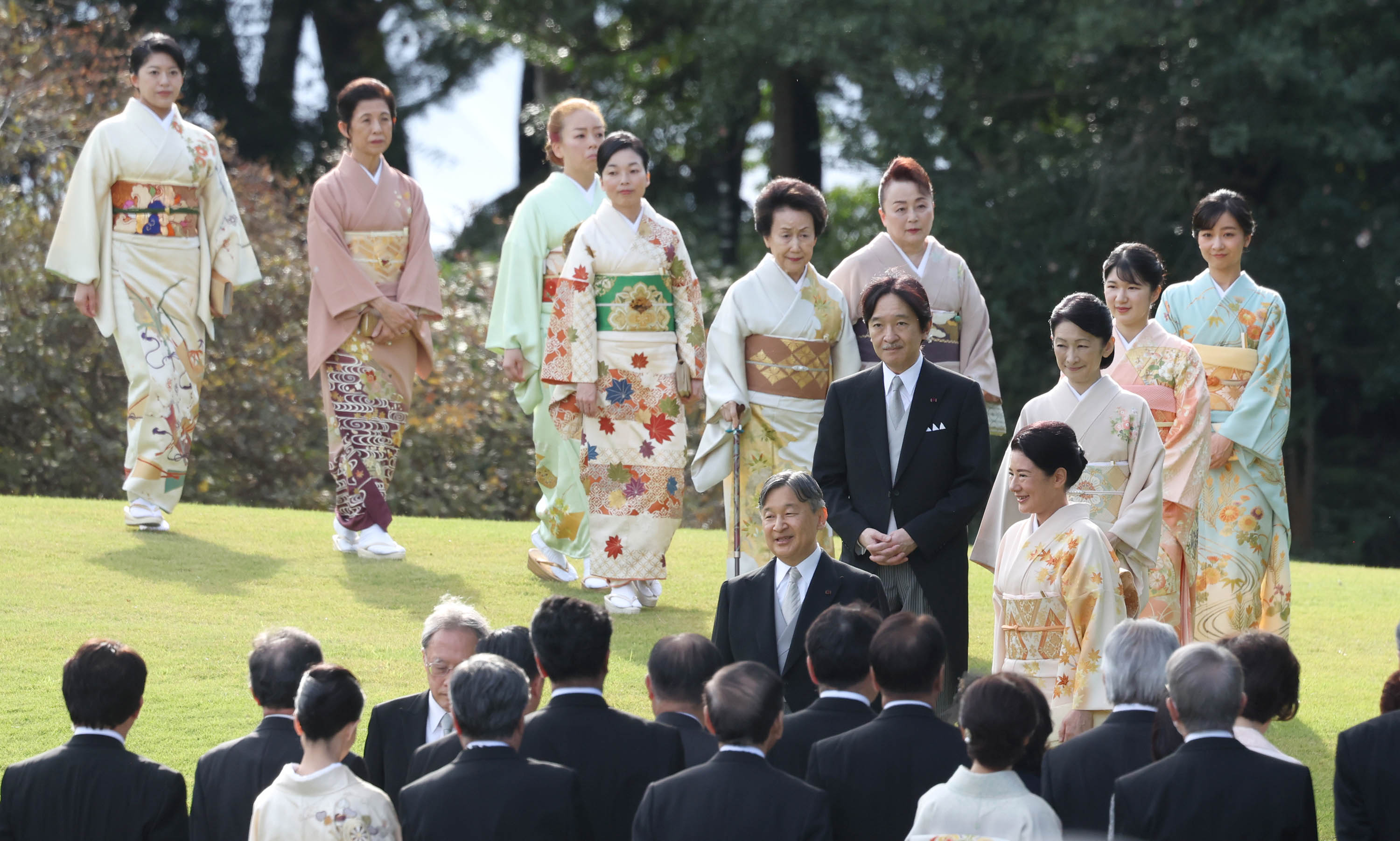 天皇、皇后両陛下、赤坂御苑で園遊会ご主催 秋篠宮ご夫妻、障スポ競技