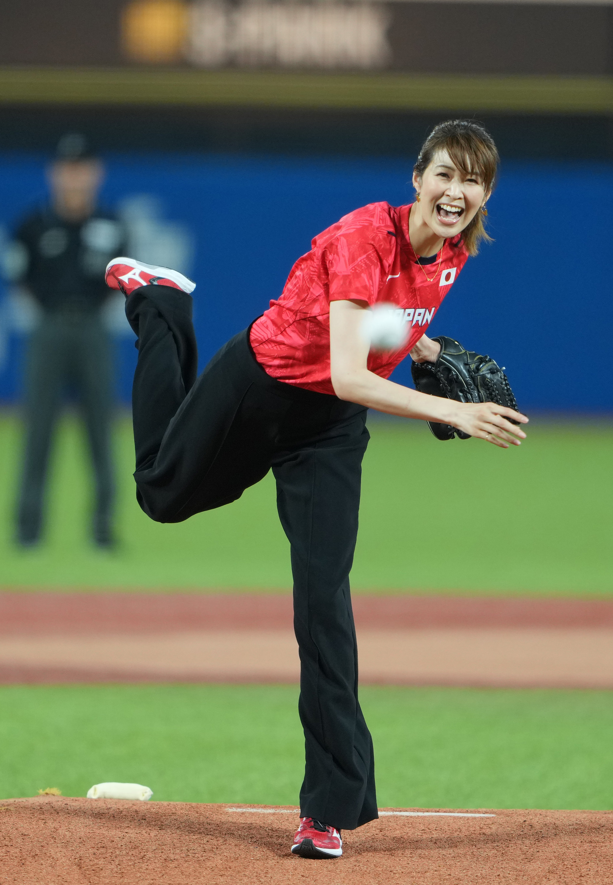 フォト】木村沙織さんが始球式 バレーW杯を前に「バボちゃん」も登場