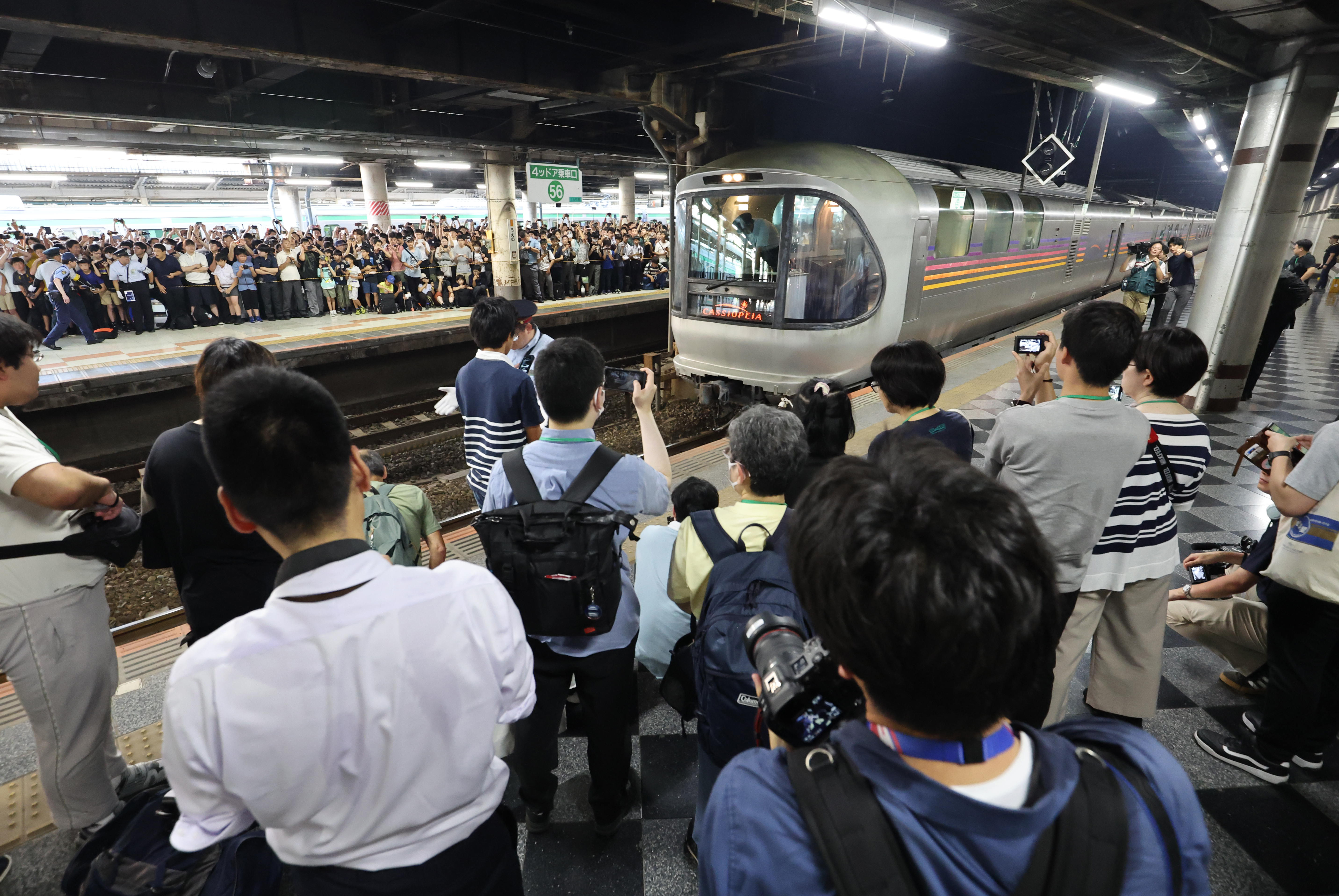 動画】寝台特急「カシオペア」引退 四半世紀運行、上野駅に多くの