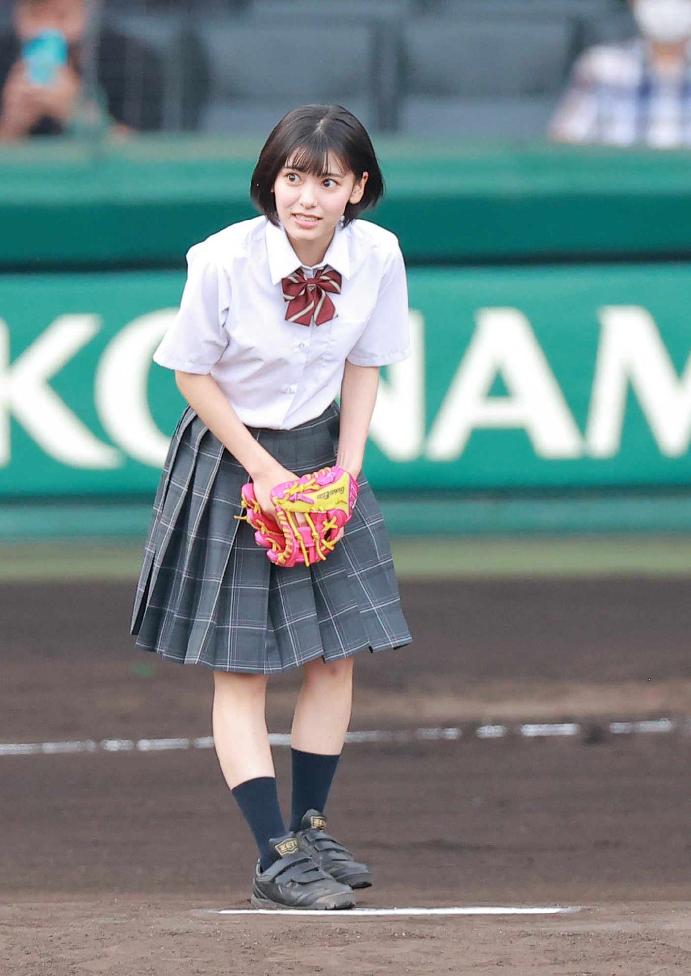 女優の池田朱那が甲子園のファーストピッチセレモニーでノーバウンド投球 「マウンドで足が震えちゃった」 - サンスポ