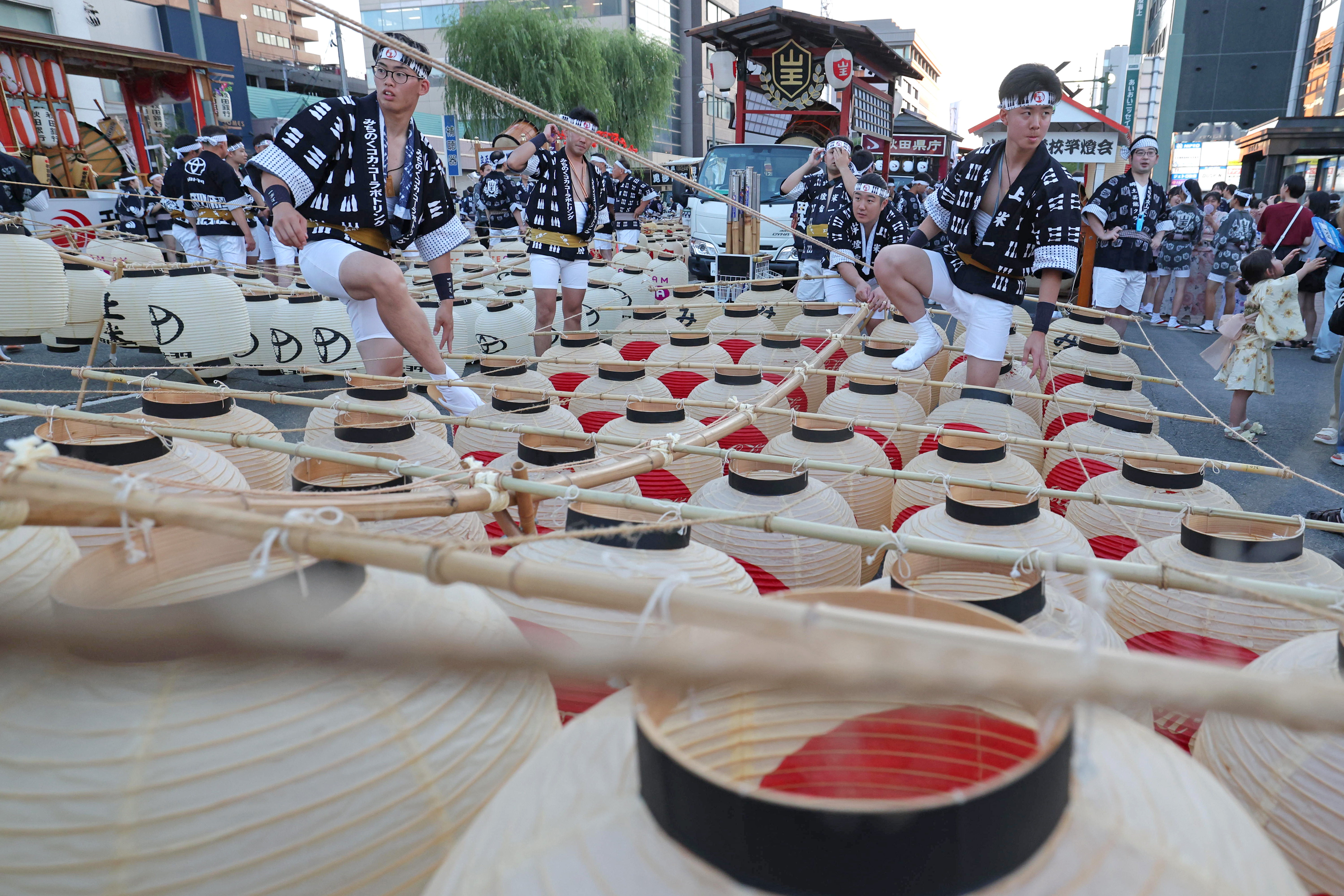 大型竹灯籠　　〜〜秋　彼岸花と稲穂〜〜 棚田にわたるあかり 夕日と竹灯籠が描く幻想的風景 長崎 | 毎日新聞