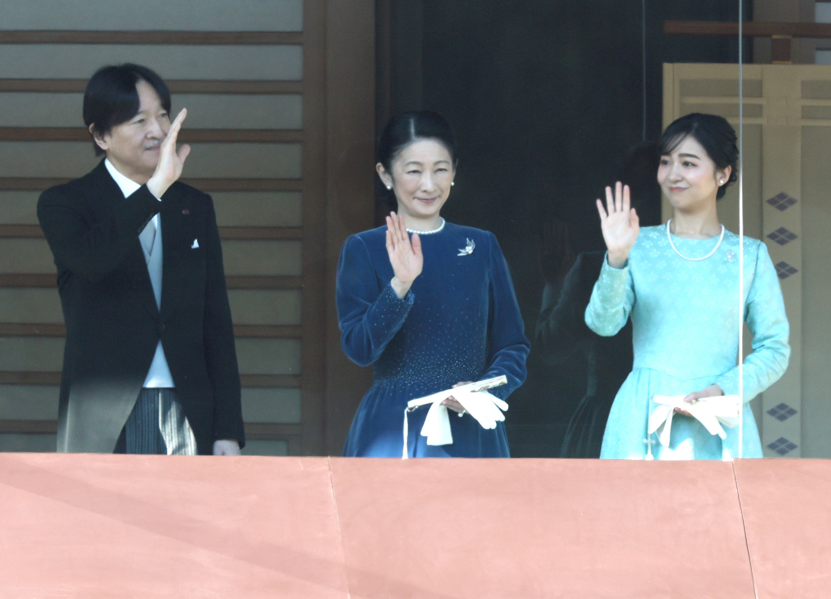両陛下、元日の祝賀行事臨まれる 2年ぶり新年一般参賀に6万人超 皇室