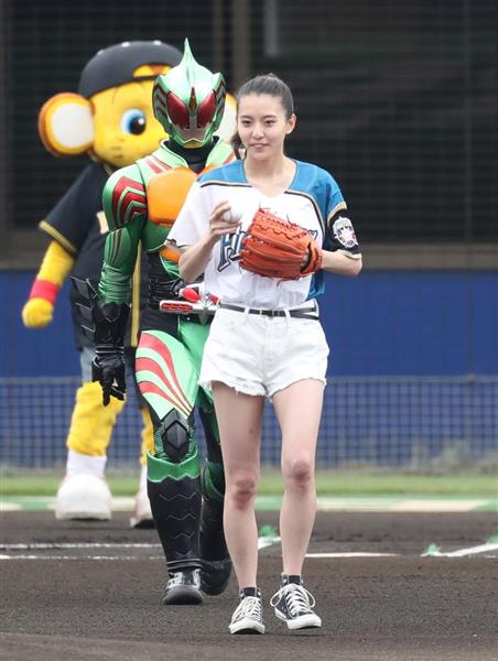 プロ野球 仮面ライダーに見守られ 宮原華音が始球式 鎌ケ谷スタジアムの日本ハム２軍戦 産経ニュース