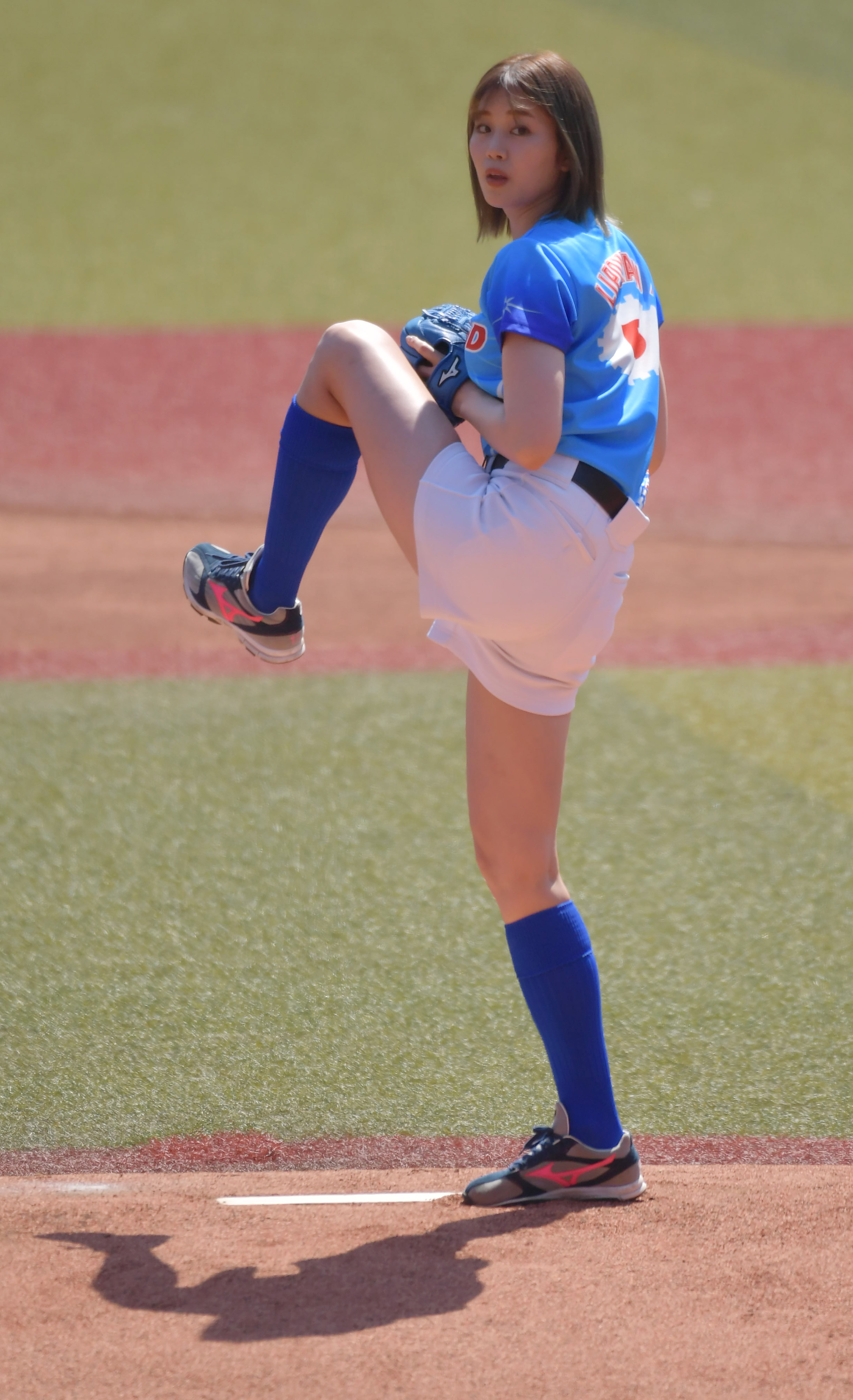 稲村 亜美 始球 式
