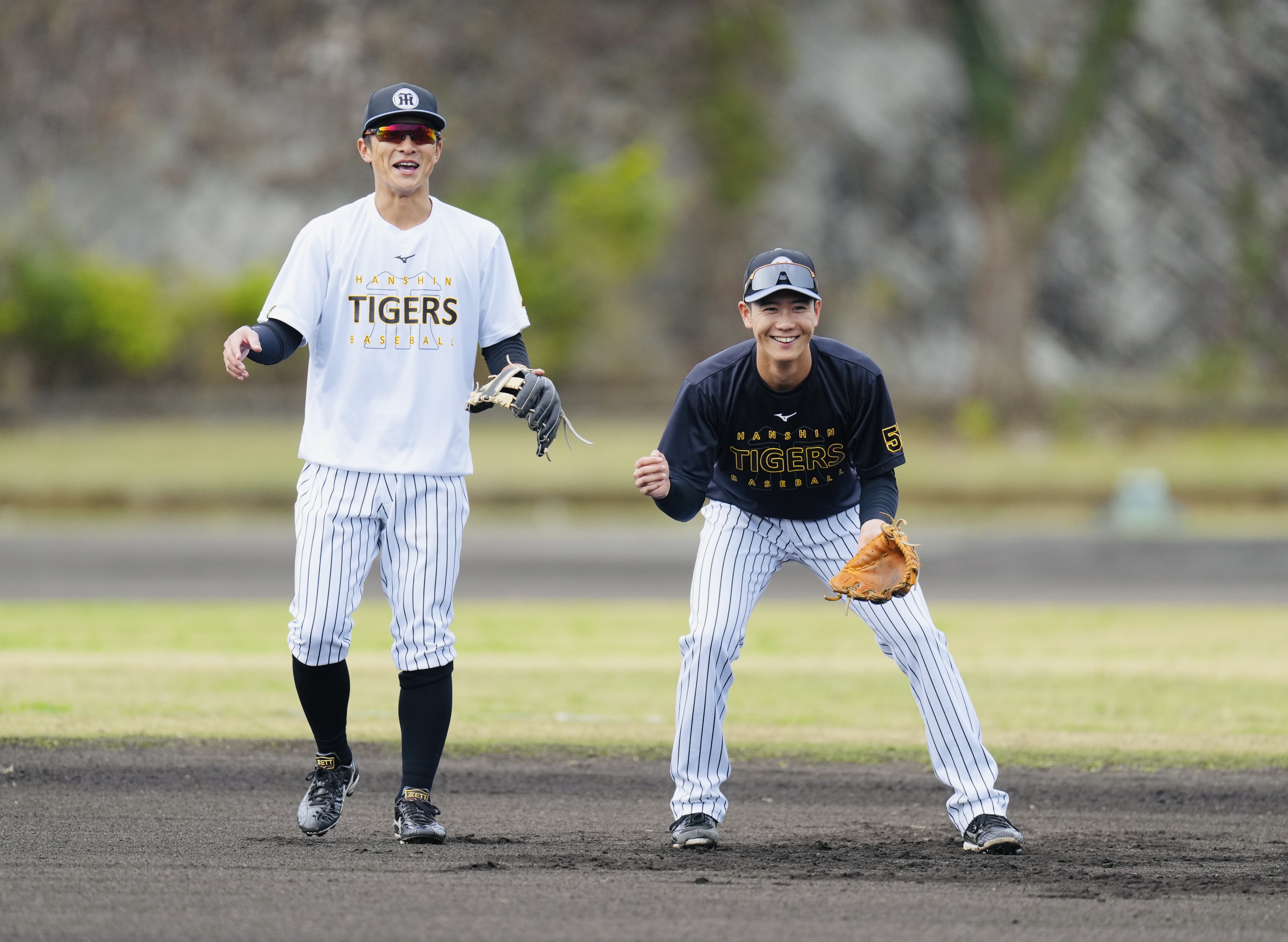 虎の仙台育英出身コンビが早出特守 熊谷はファーストミットを手に一塁