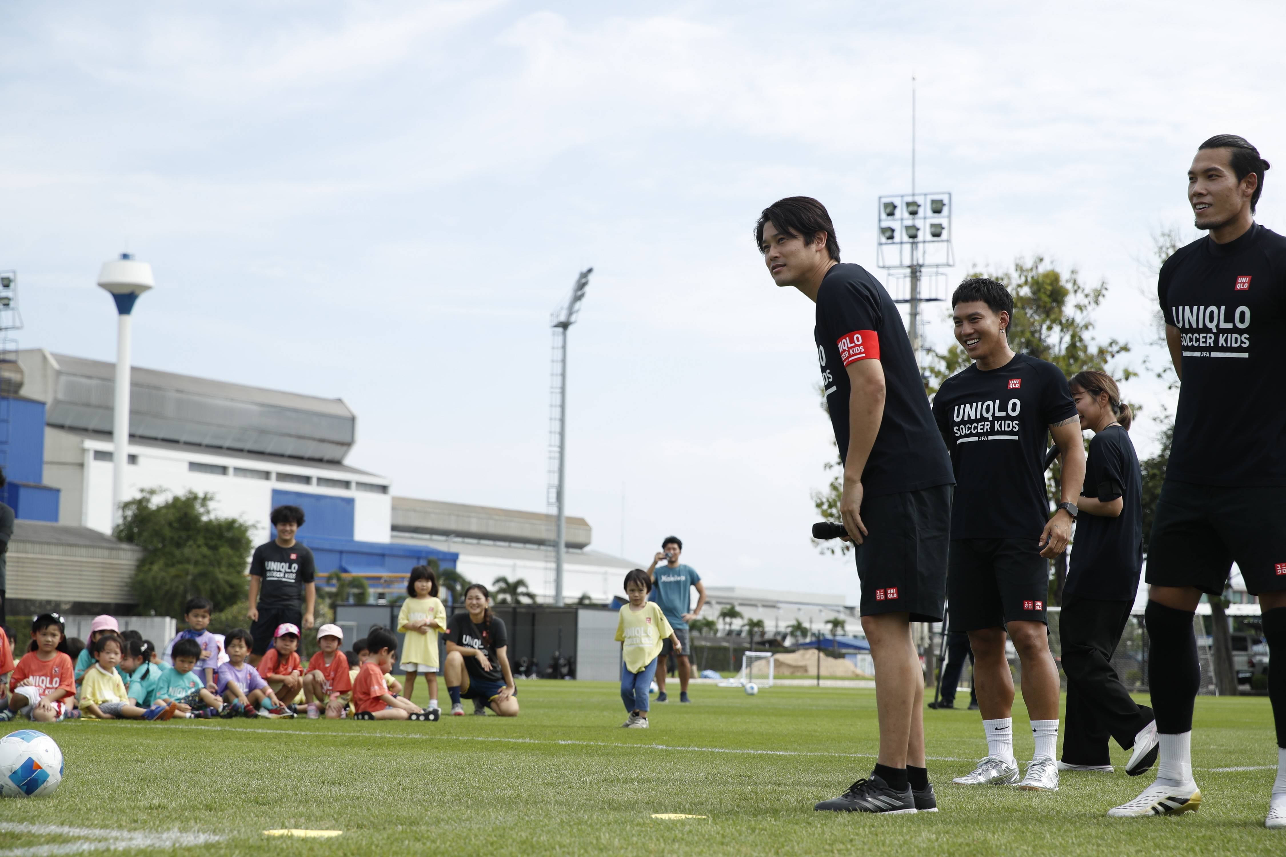 内田篤人らが「JFAユニクロサッカーキッズinタイ」開催 現地で総勢152