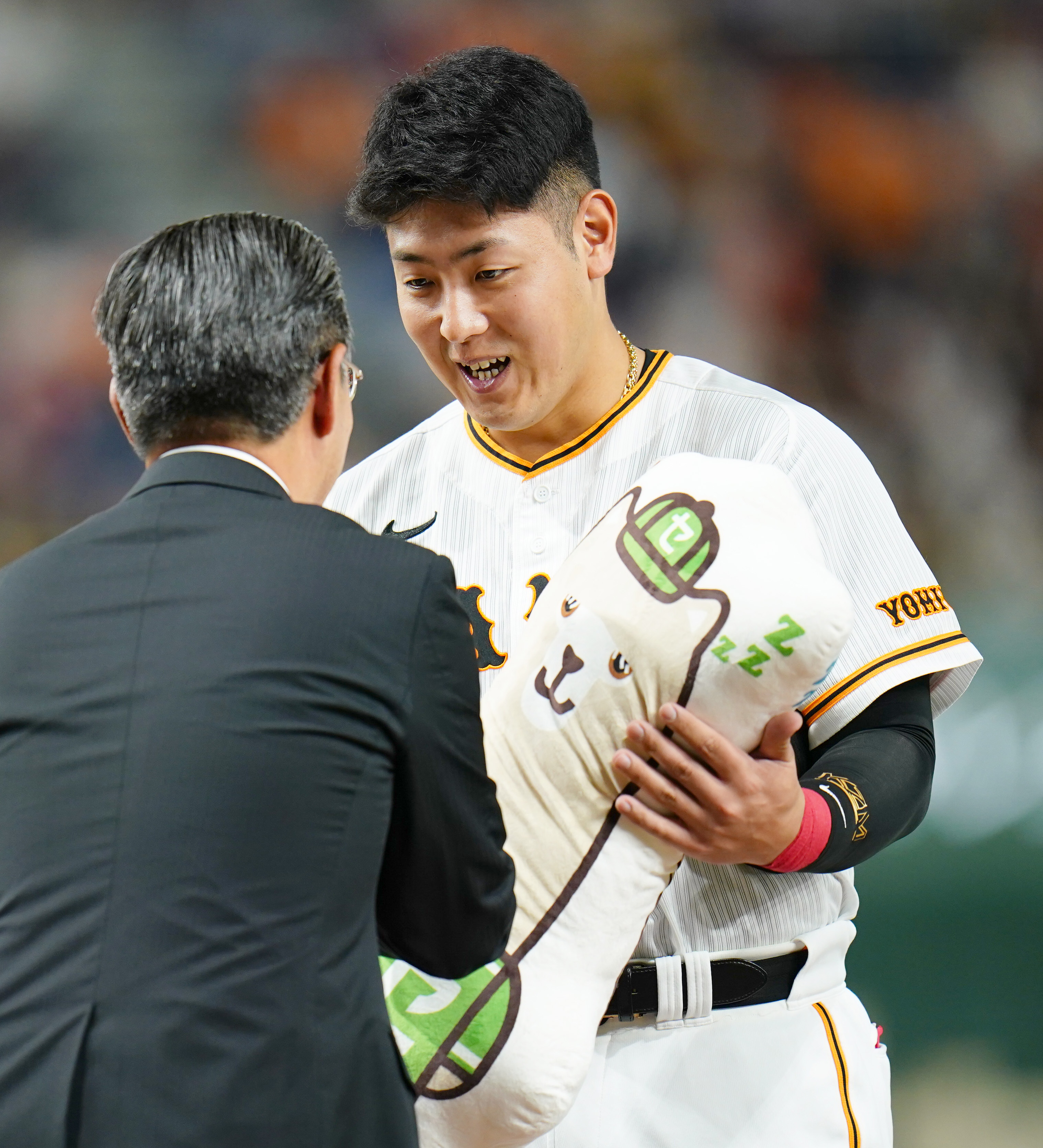 誕生日にゲット！ 巨人・岡本和真が念願のセカパカクッション贈呈に