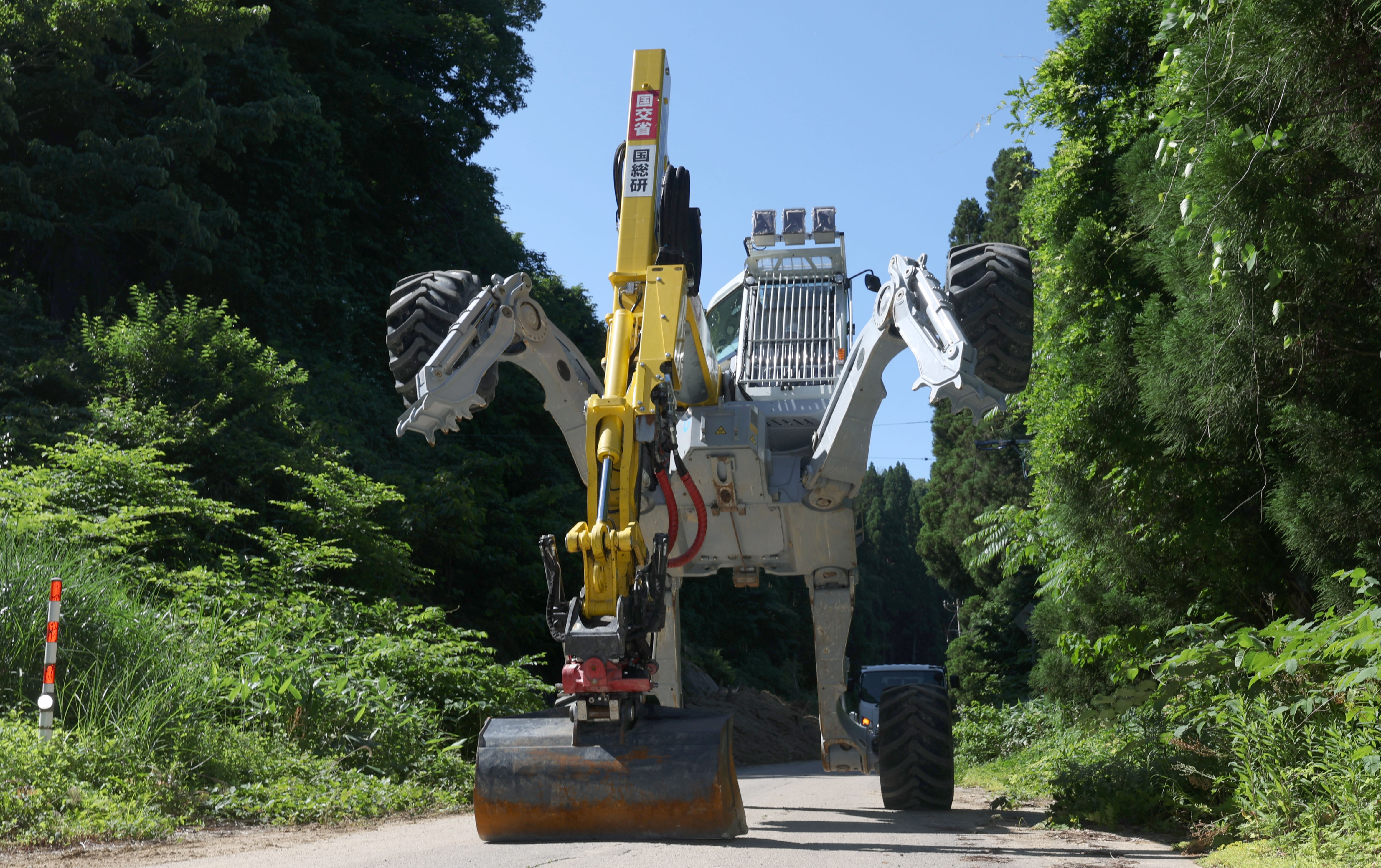 動画】4本脚歩行に遠隔操縦技術、川を渡るミキサー車 能登半島の復興