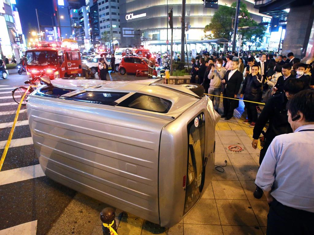 大阪 難波で事故 車が歩道に横転 産経ニュース