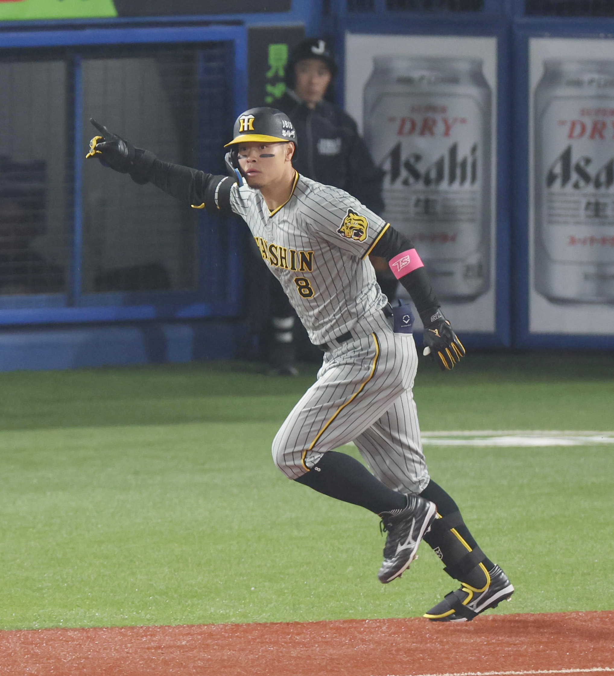 阪神タイガース 優勝記念カード 佐藤輝明 BBM2021 ルーキーカード 阪神タイガース 佐藤輝明
