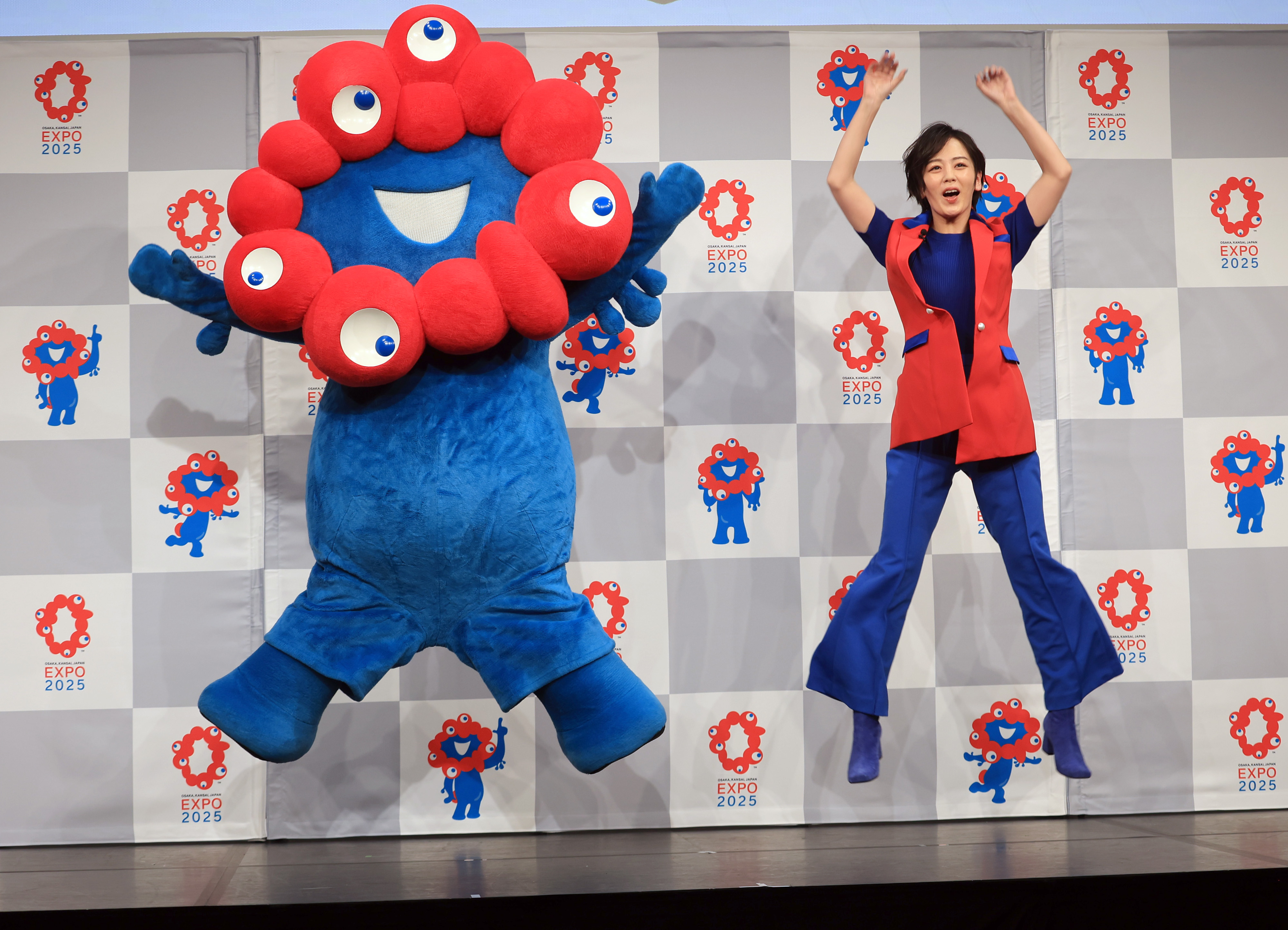 動画】ミャクミャクぽん！ダンス初披露 軽快なリズム、伊原六花さん