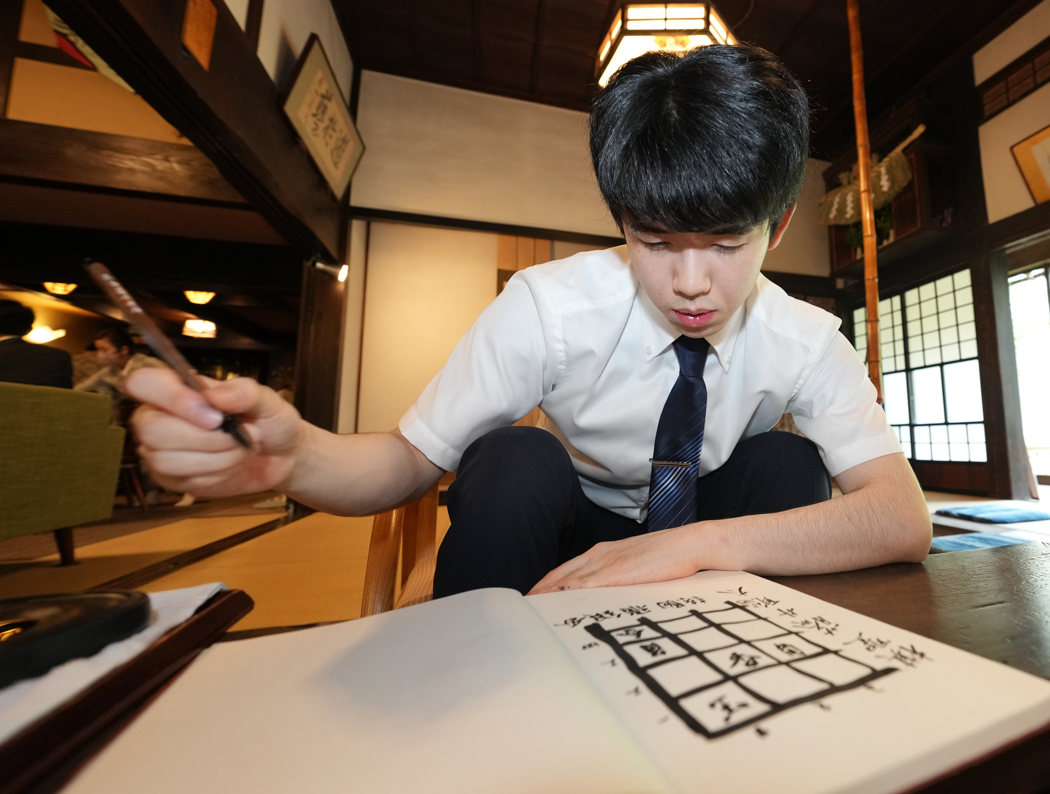 動画】【フォト＆動画】色紙に「雲外蒼天」 藤井棋聖、4連覇達成から