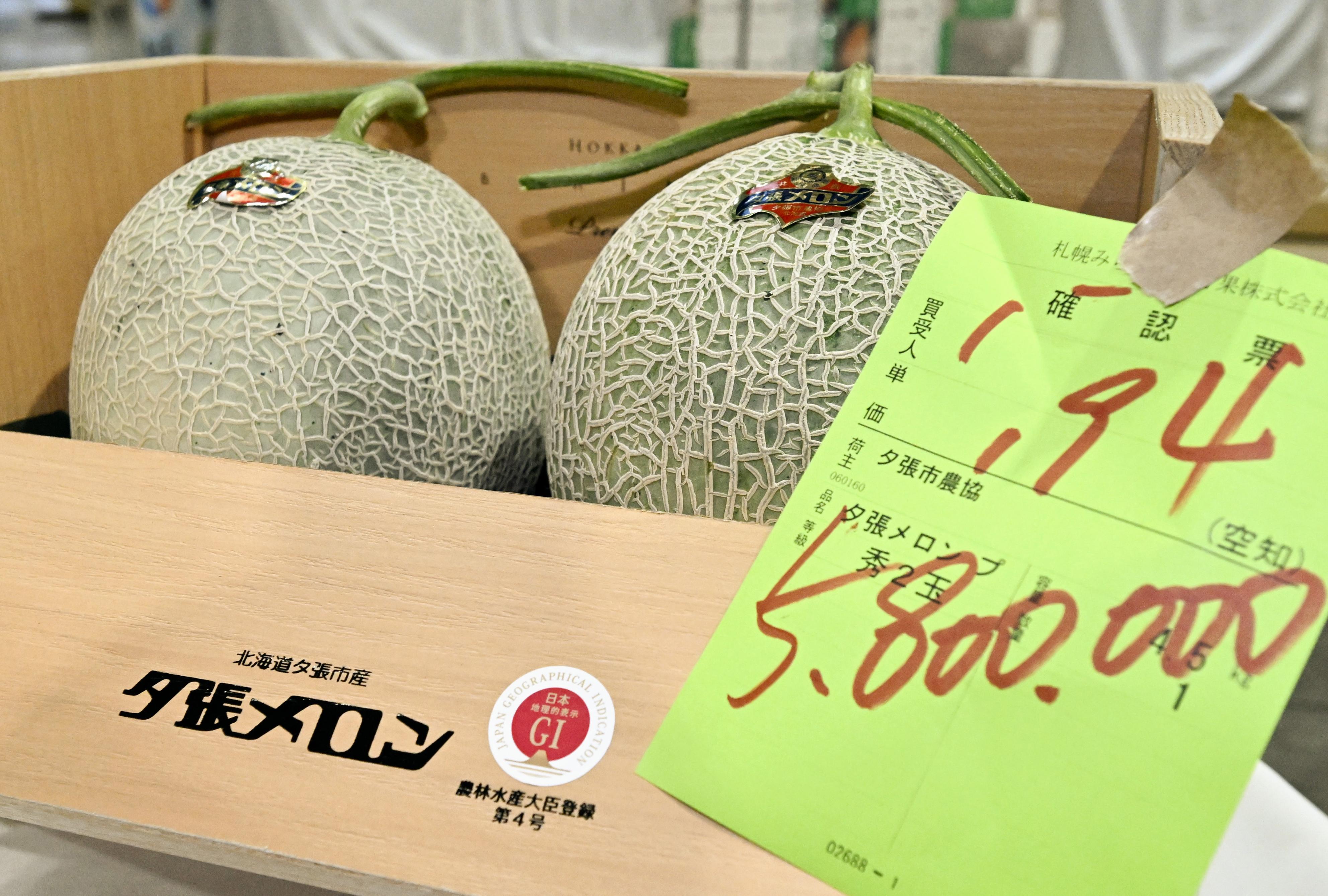 夕張メロン、過去最高額の2玉580万円で落札 札幌で初競り盛況 これから