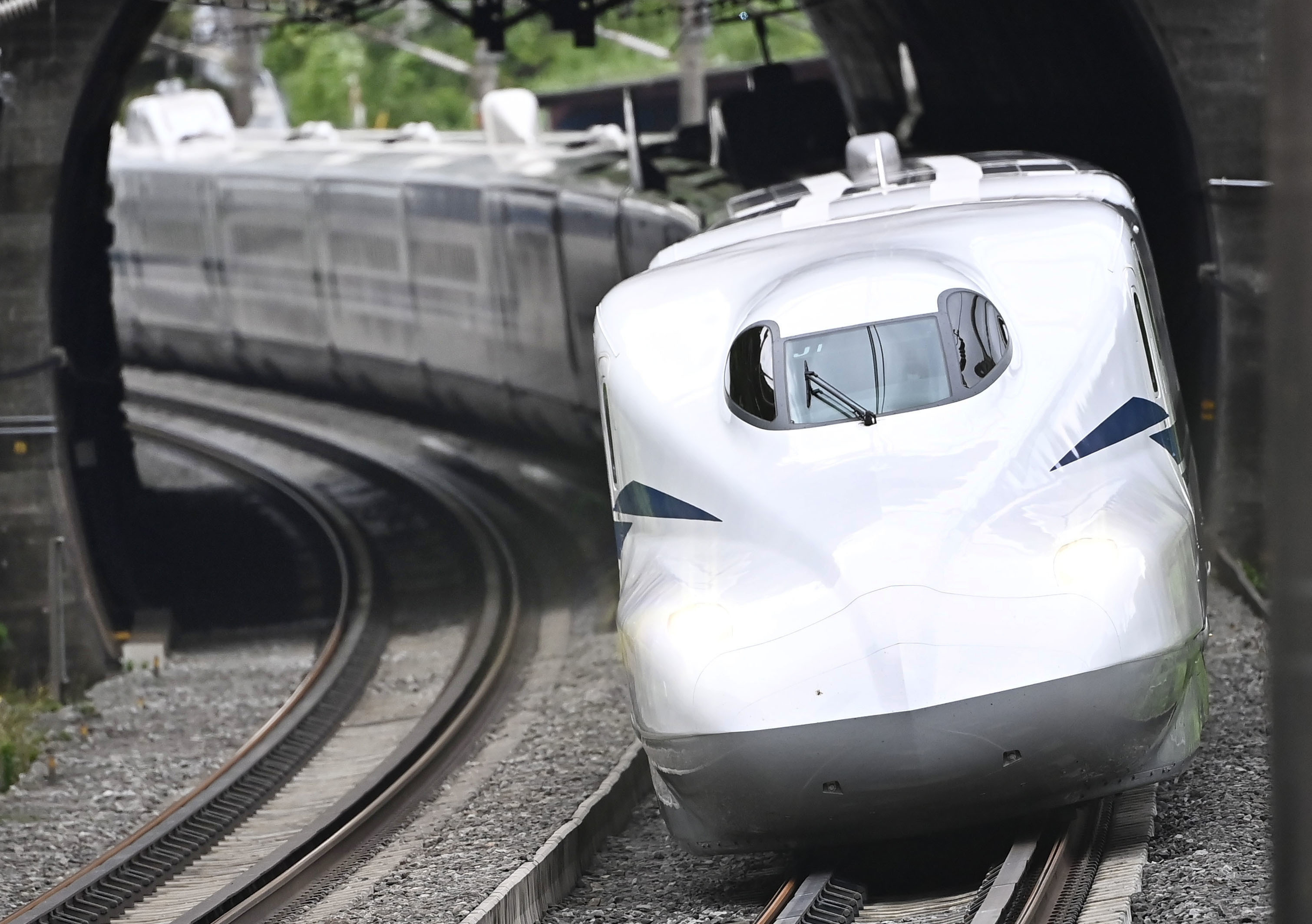 乗客「12号車のパンタグラフが曲がっている」東海道新幹線、鳥と接触か