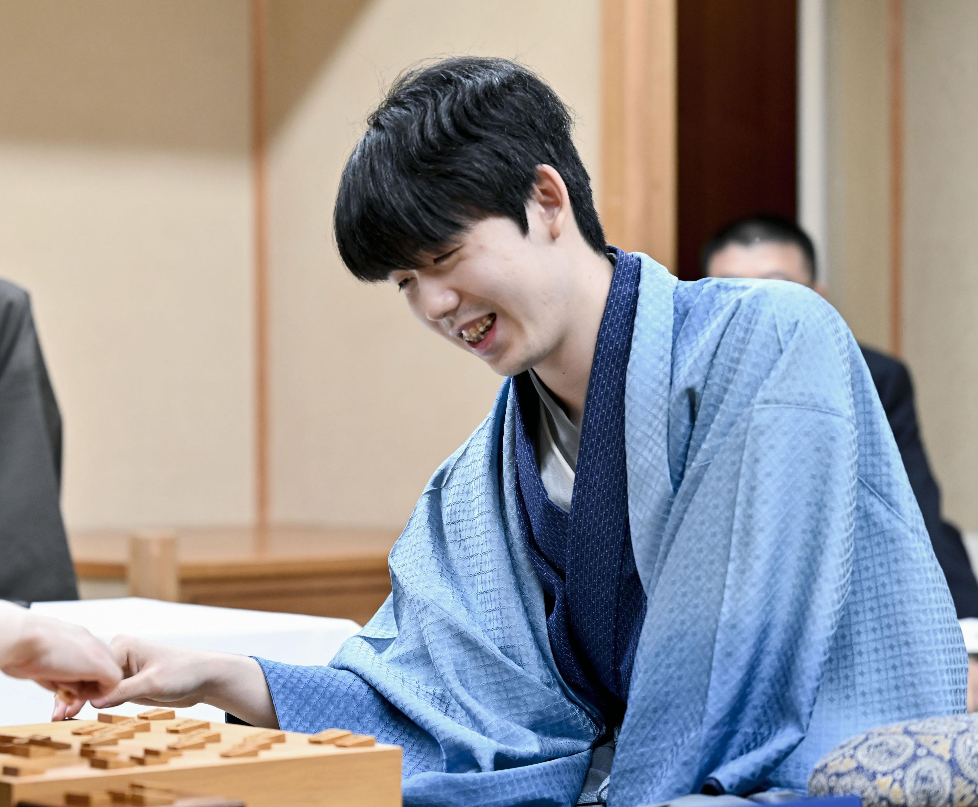 藤井聡太王座が3連勝で初防衛、永瀬拓矢九段を下す 獲得タイトル通算25