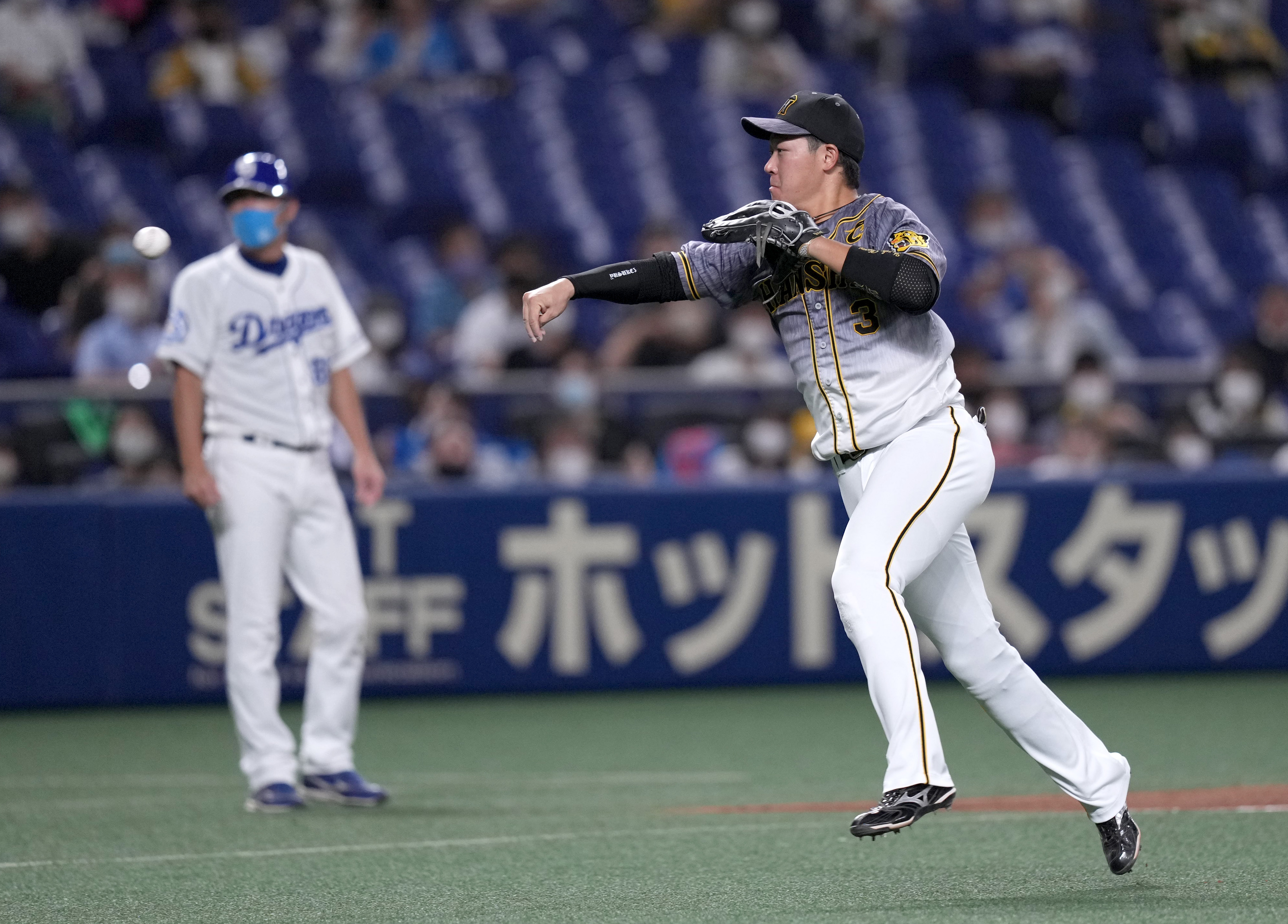 守れぬ阪神 チーム失策数60到達も 首位は守った 運も実力のうち 陥落危機10度目も耐えた サンスポ