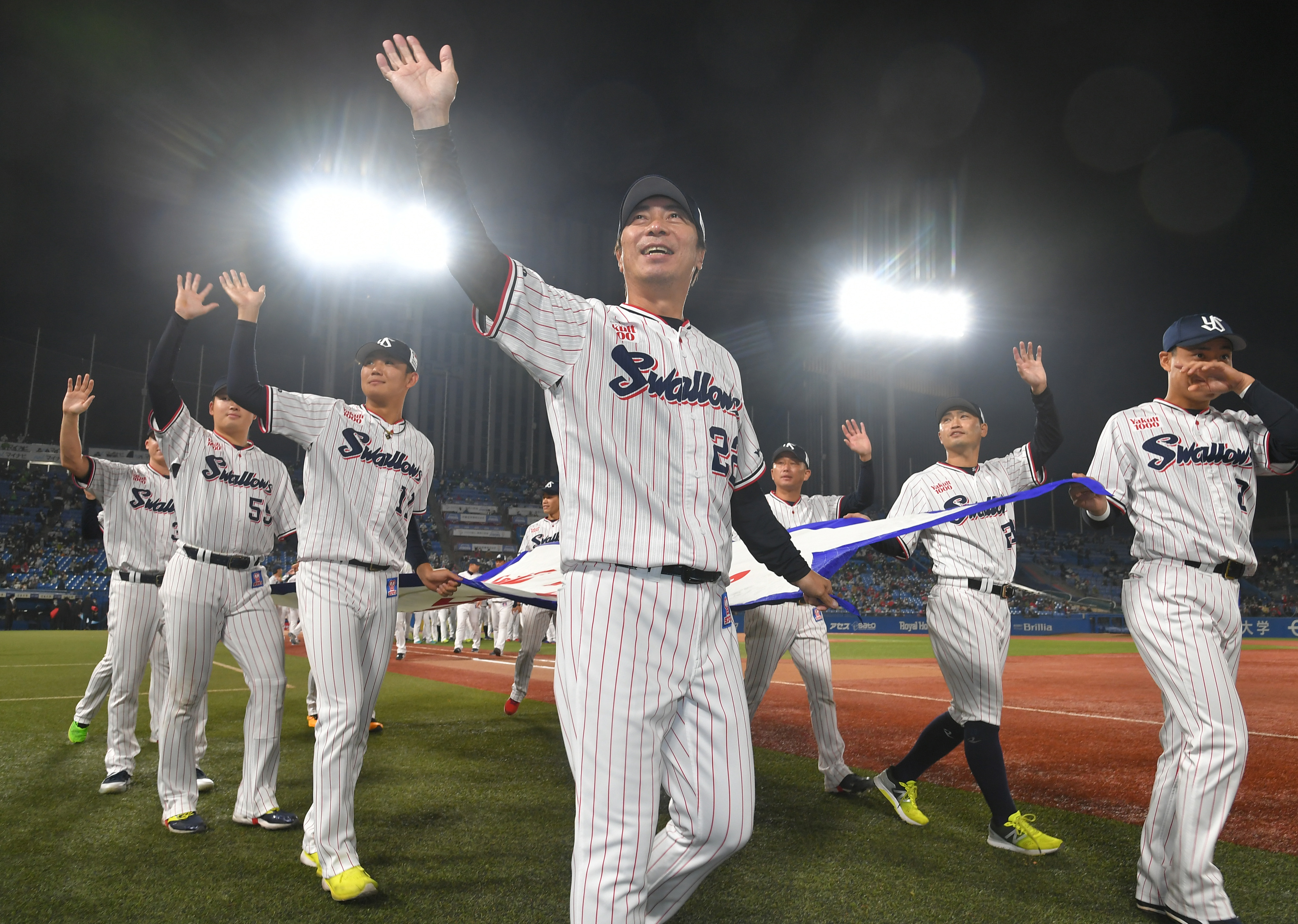 ヤクルト・高津監督、日本一「絶対大丈夫」 合言葉で神宮のファンに