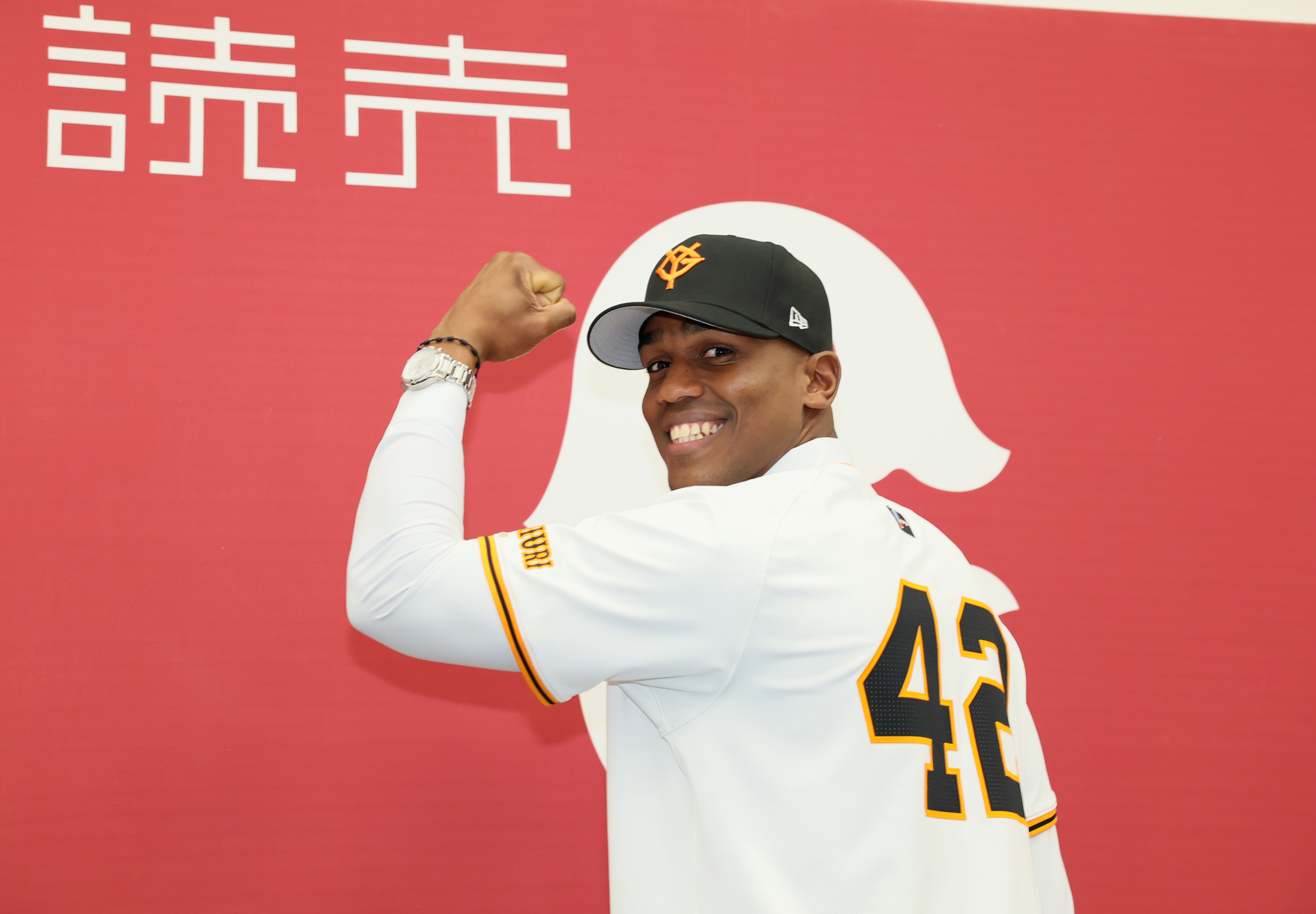 巨人の新外国人、ヘルナンデスが入団会見「外野ならどこでも守れる