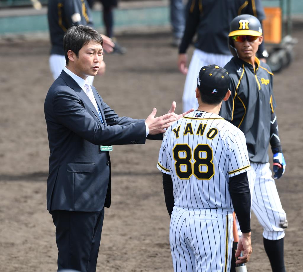 キャッチャー矢野」が沖縄キャンプで実現 阪神矢野耀大監督がブルペン