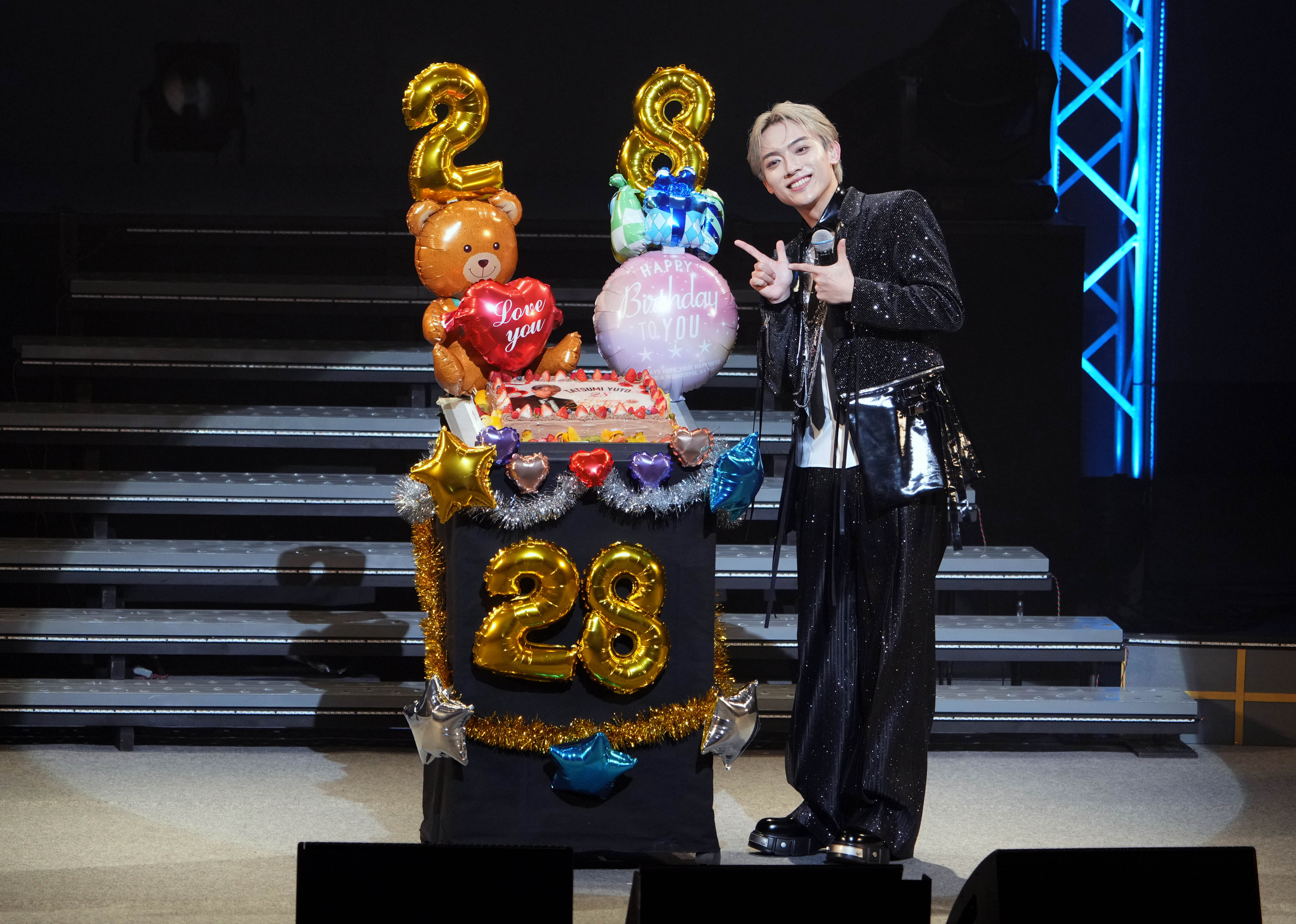 ライブルポ】辰巳ゆうと衝撃の銀髪！28歳誕生日に新曲初披露で「紅白