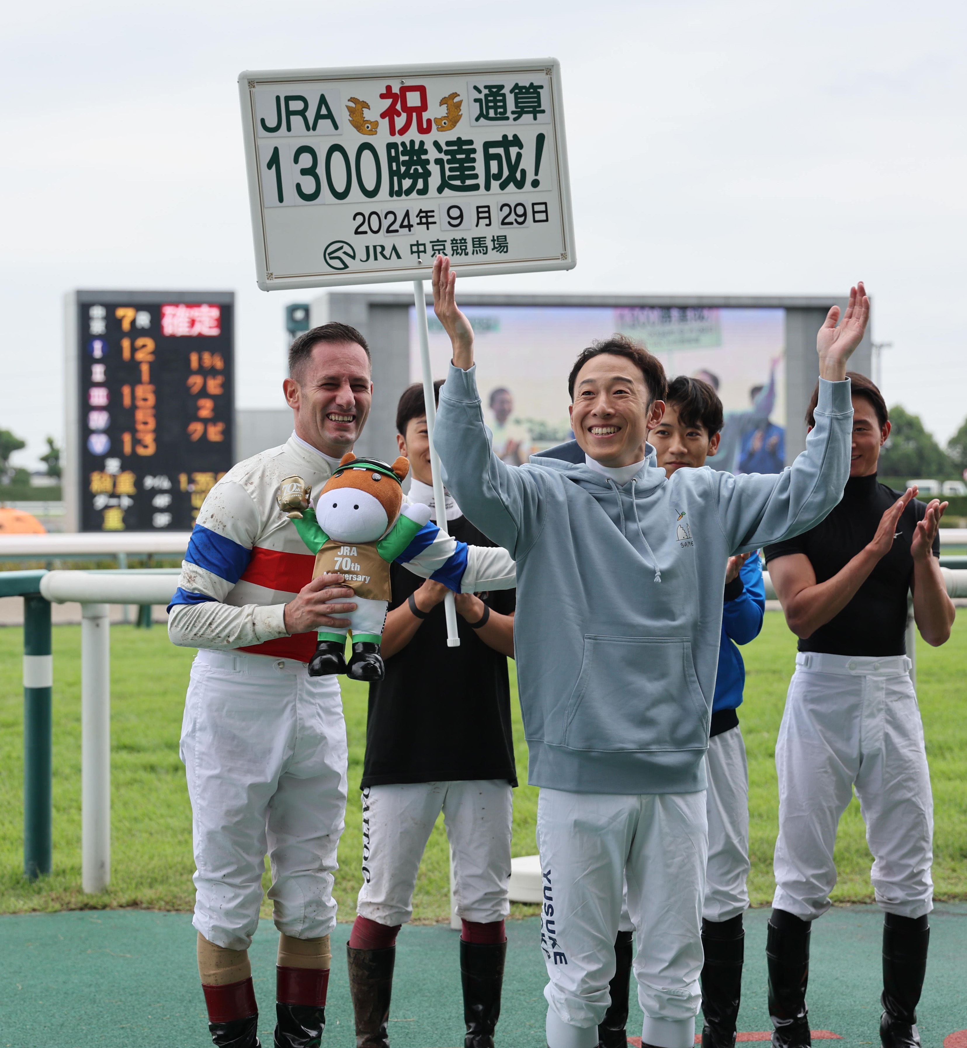 ミルコ・デムーロ騎手がJRA通算1300勝「秋のGⅠに向けてこれからも