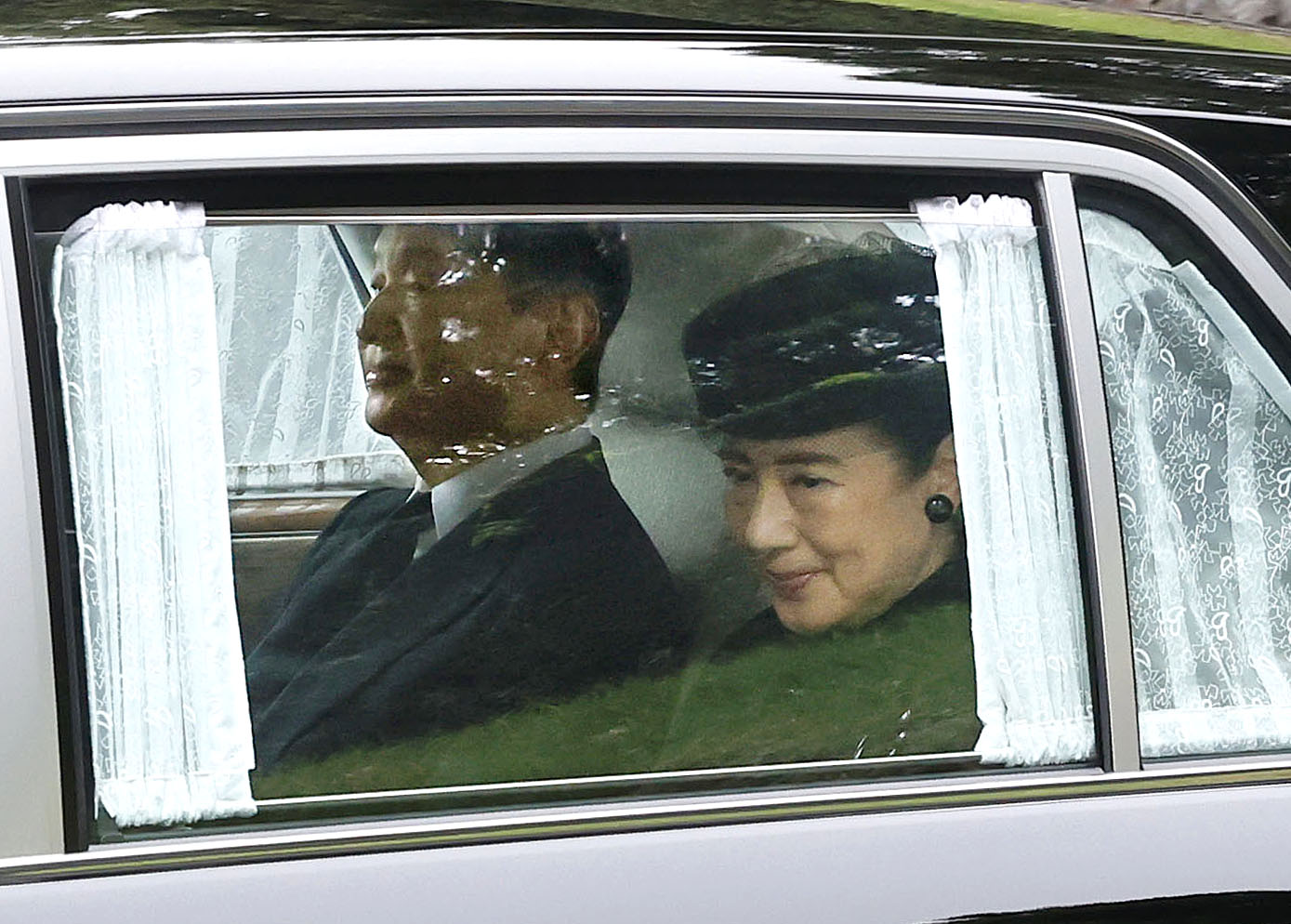 両陛下や皇族方がご弔問 日没後も三笠宮邸に関係者の出入り続く 青山