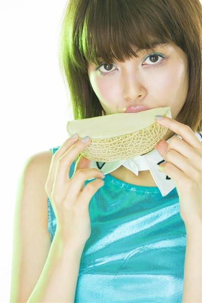 話題の写真集 あいすくりーむとじょし 女子による女子のためのアイスと女子の写真集 これぞカワイイの最強コンビ 1 5ページ 産経ニュース